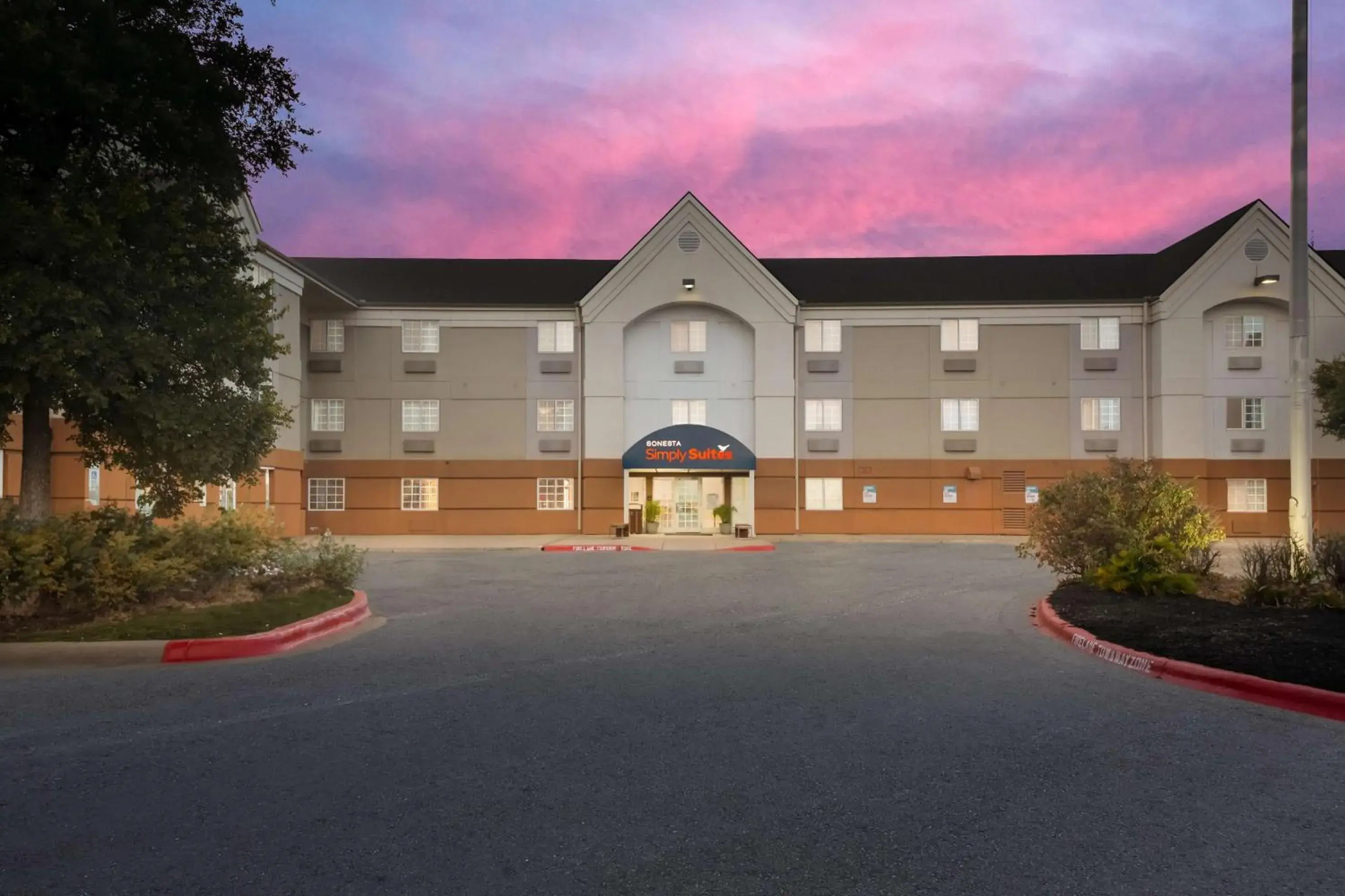 Property building in Sonesta Simply Suites Austin South Property building in Sonesta Simply Suites Austin South