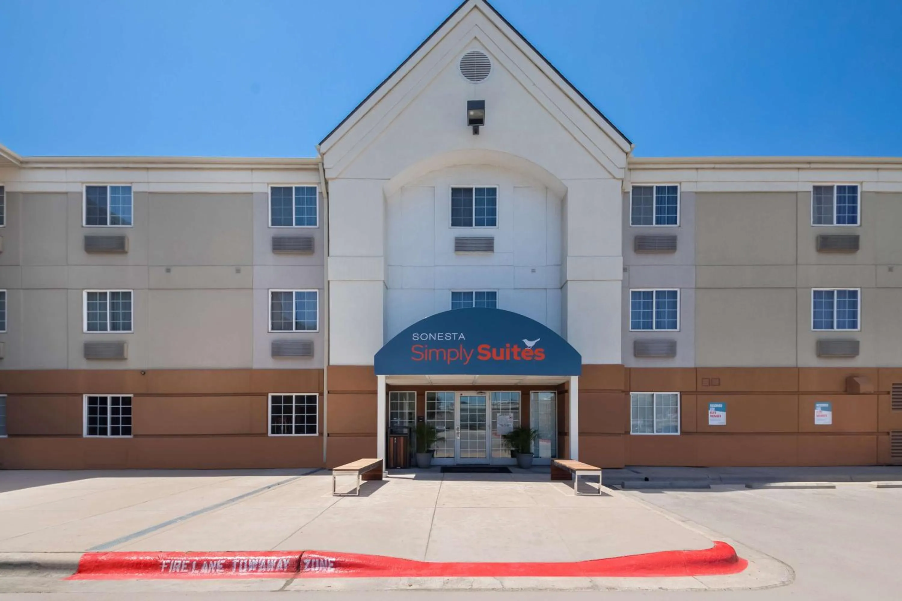 Property building in Sonesta Simply Suites Austin South