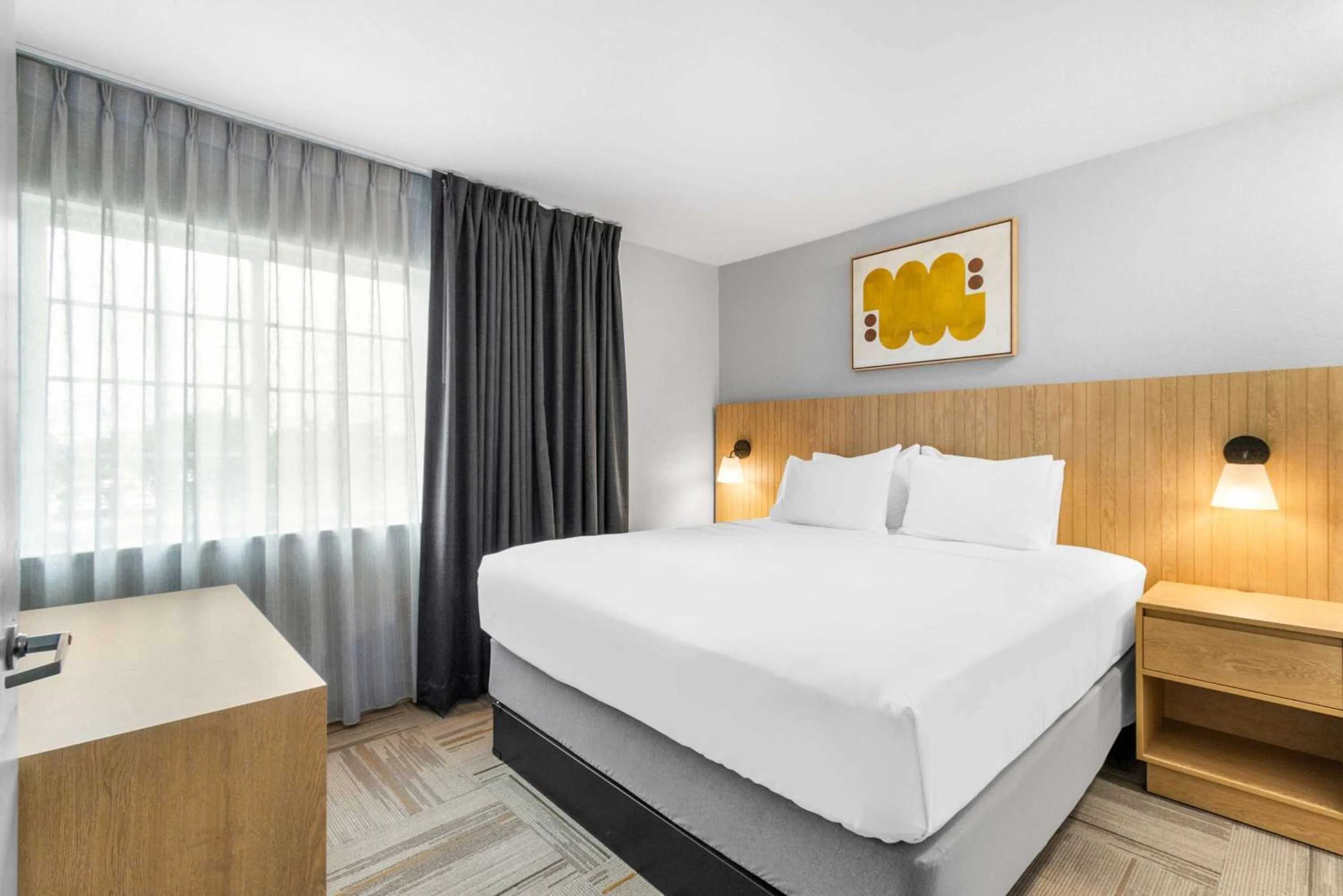 Photo of the whole room, Bed in Sonesta Simply Suites Austin South