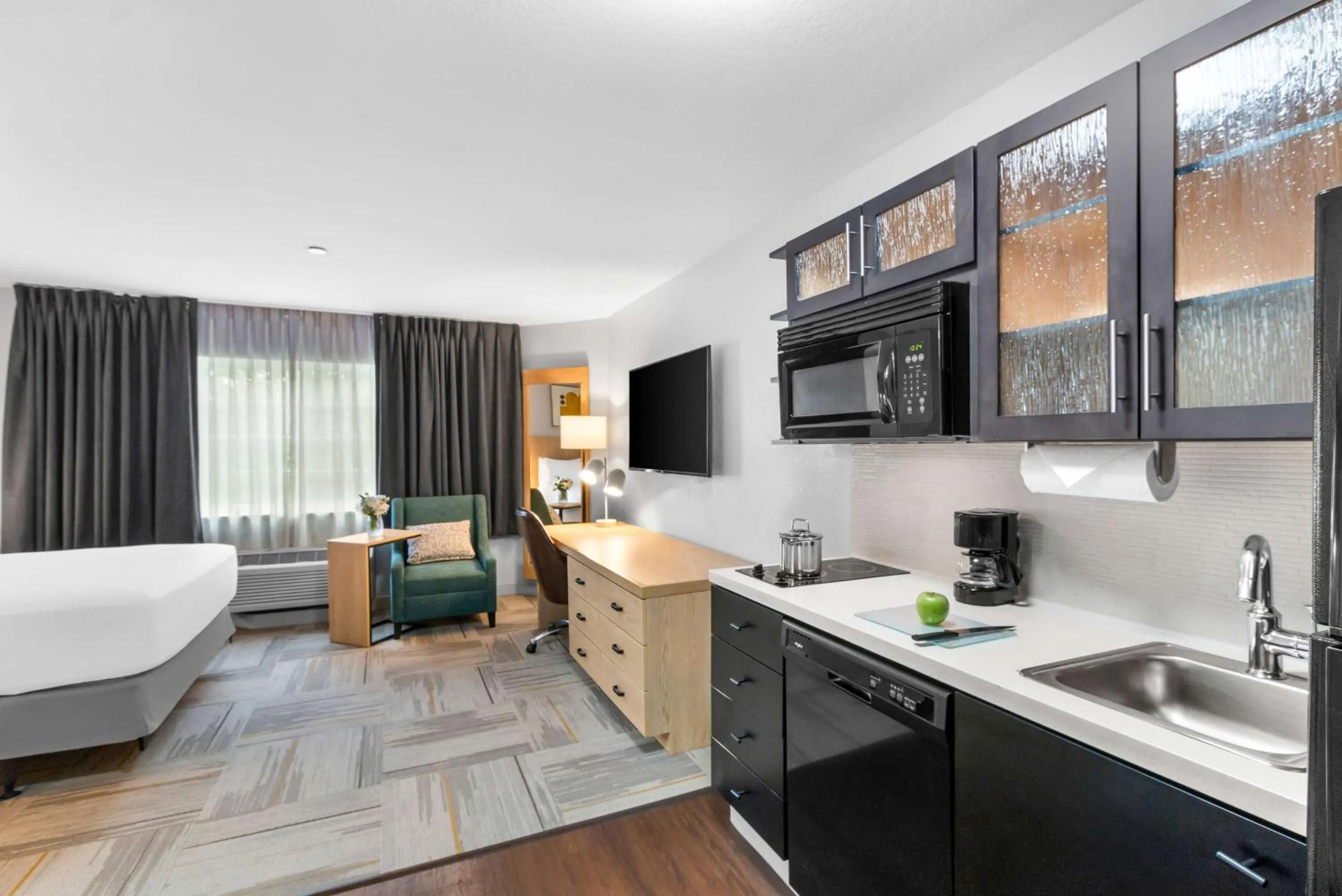 Kitchen or kitchenette in Sonesta Simply Suites Austin South