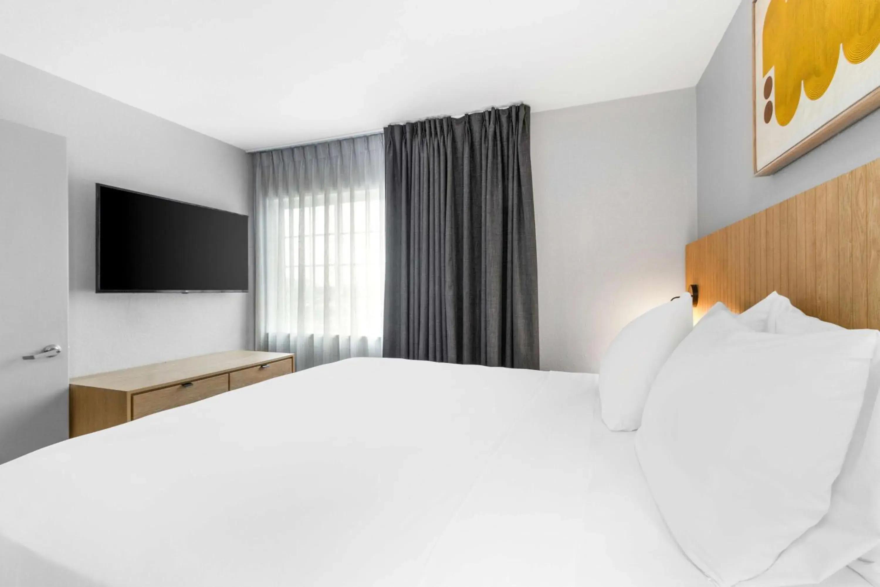 Photo of the whole room, Bed in Sonesta Simply Suites Austin South Photo of the whole room, Bed in Sonesta Simply Suites Austin South