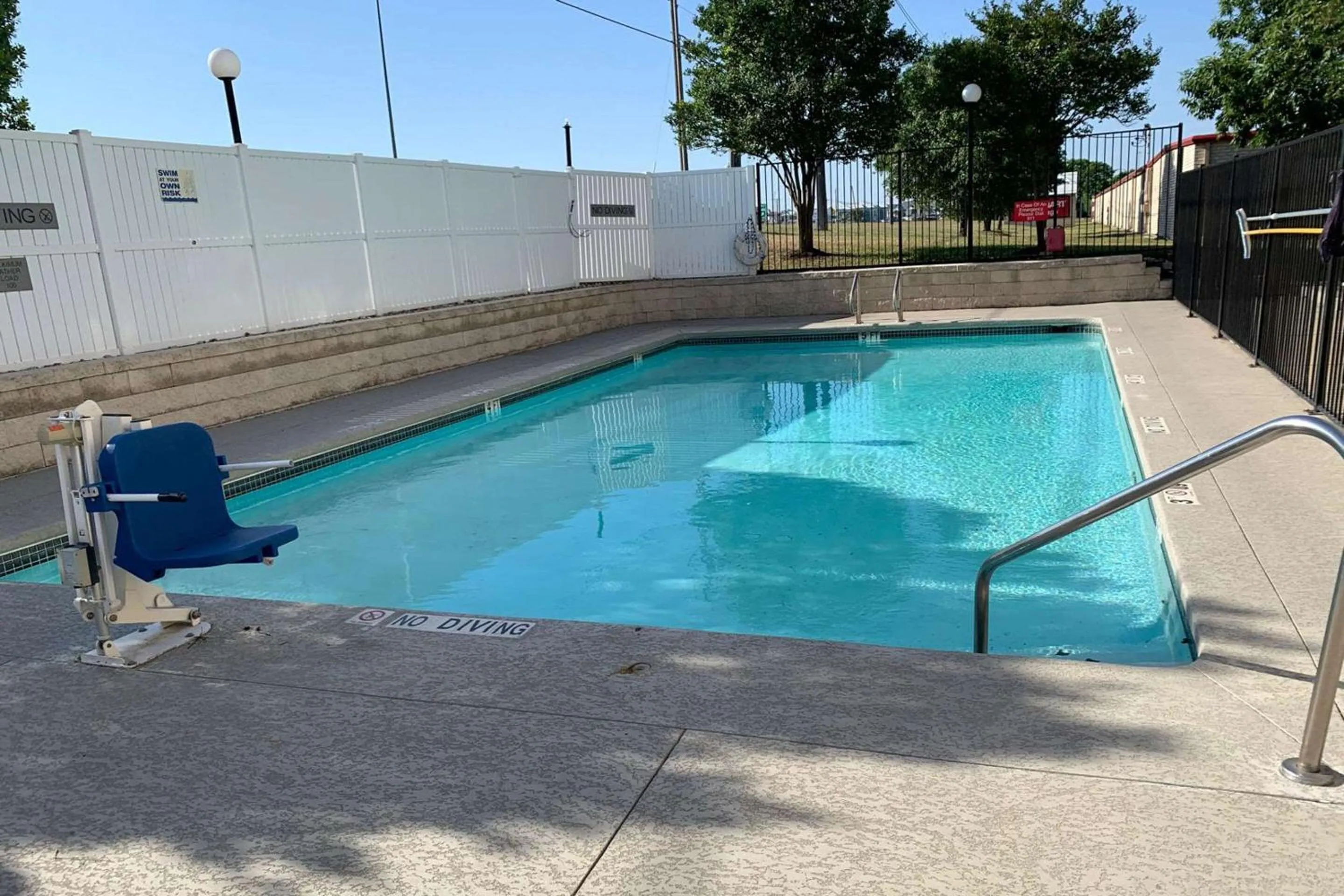 Swimming pool in Country Inn & Suites by Radisson, Austin North Pflugerville , TX