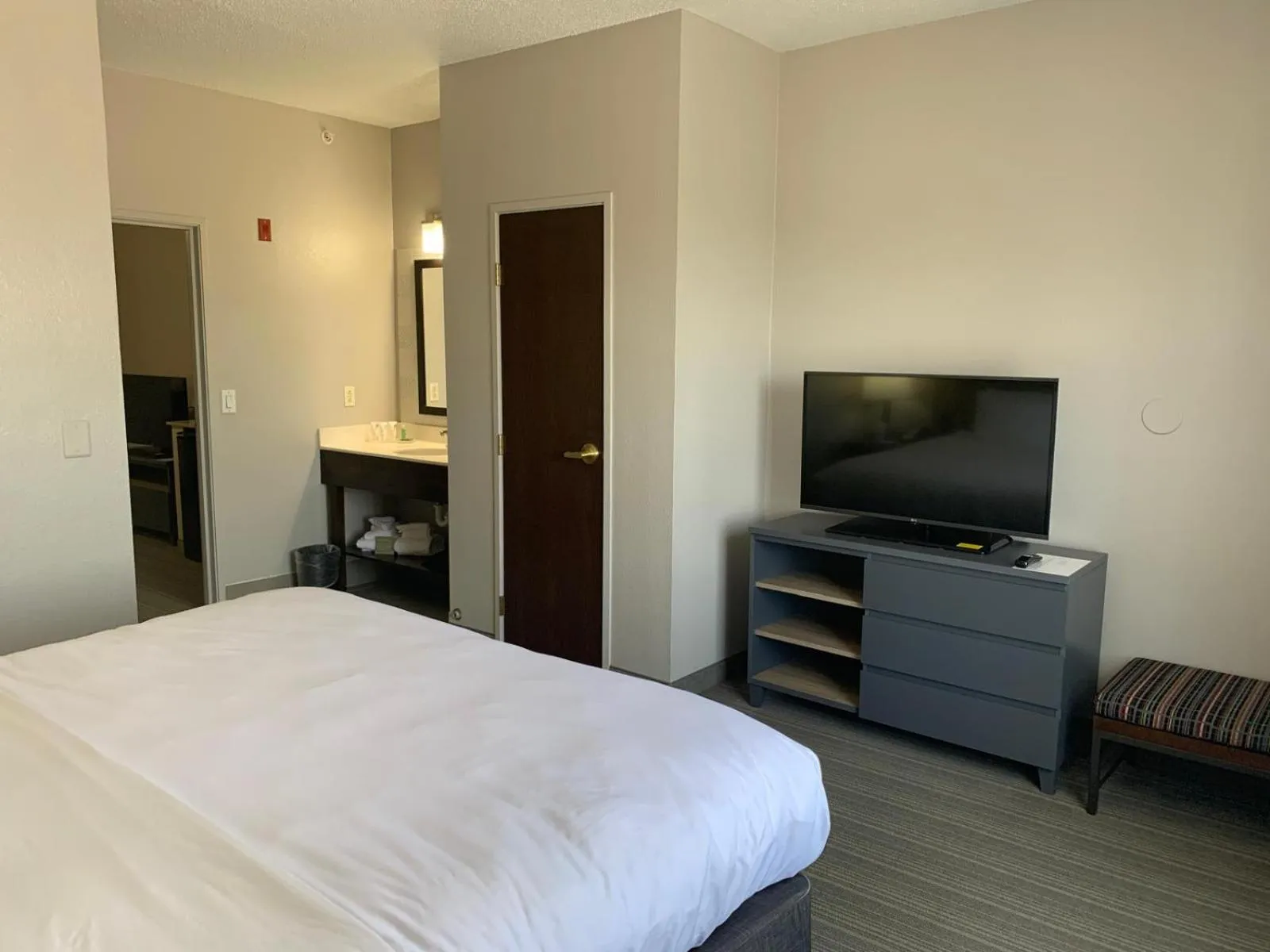 TV and multimedia, Bed in Country Inn & Suites by Radisson, Austin North Pflugerville , TX