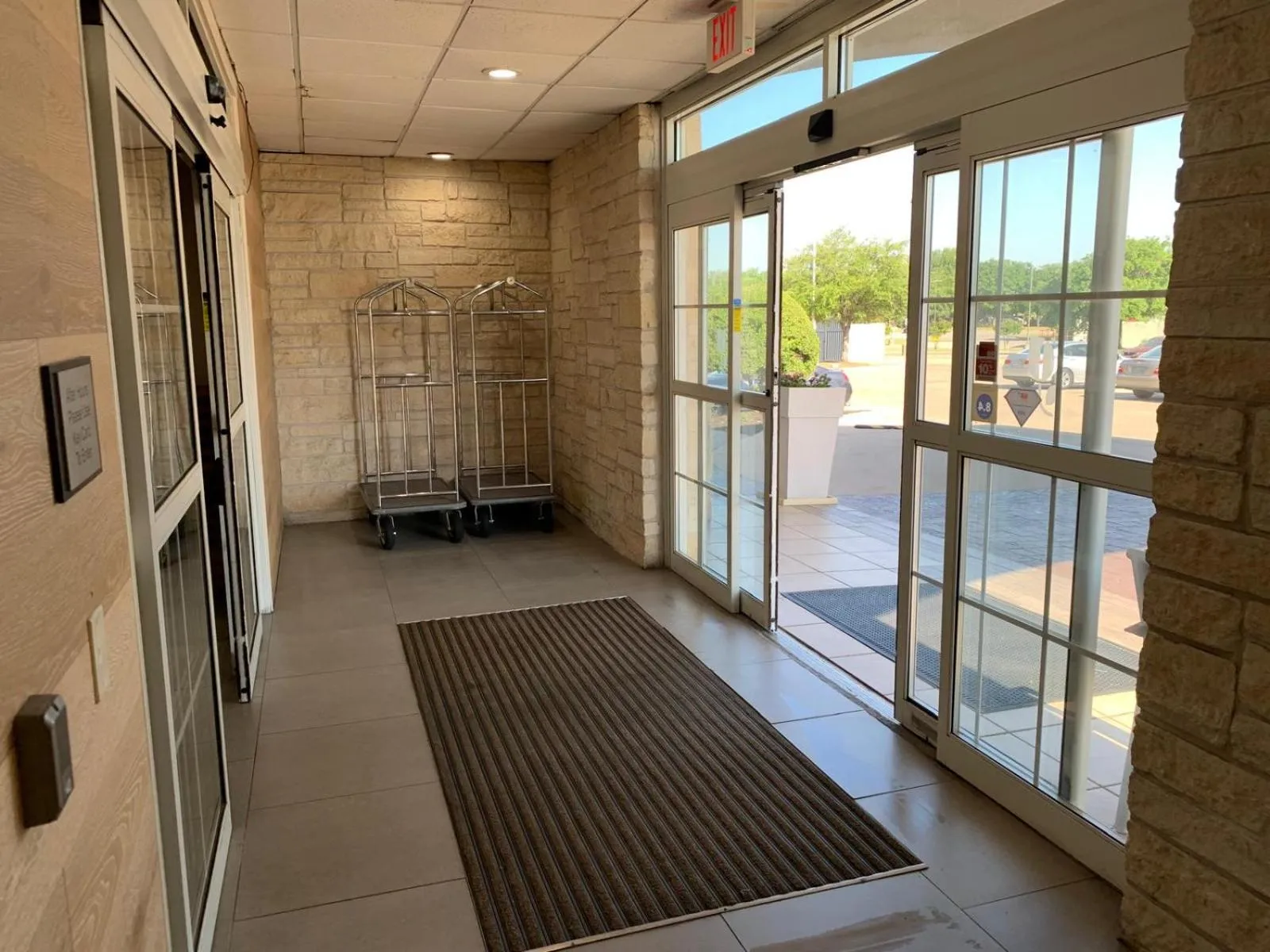 Property building in Country Inn & Suites by Radisson, Austin North Pflugerville , TX