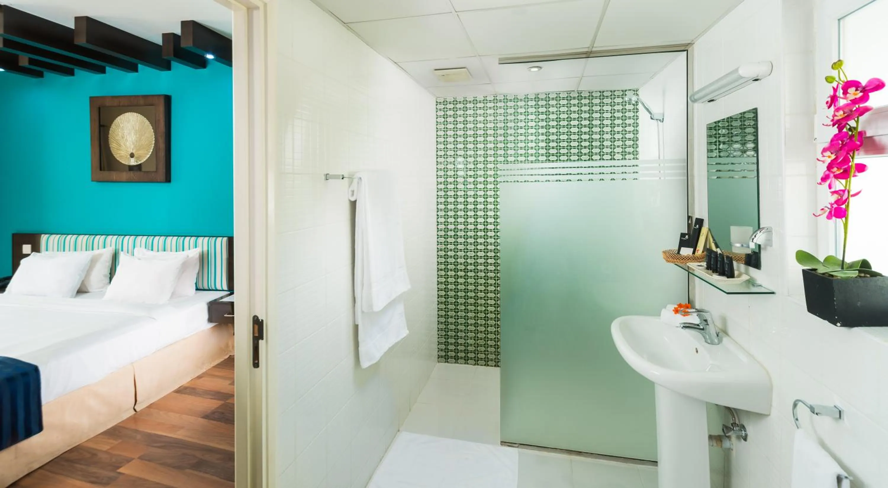 Bathroom, Bed in Al Wadi Hotel