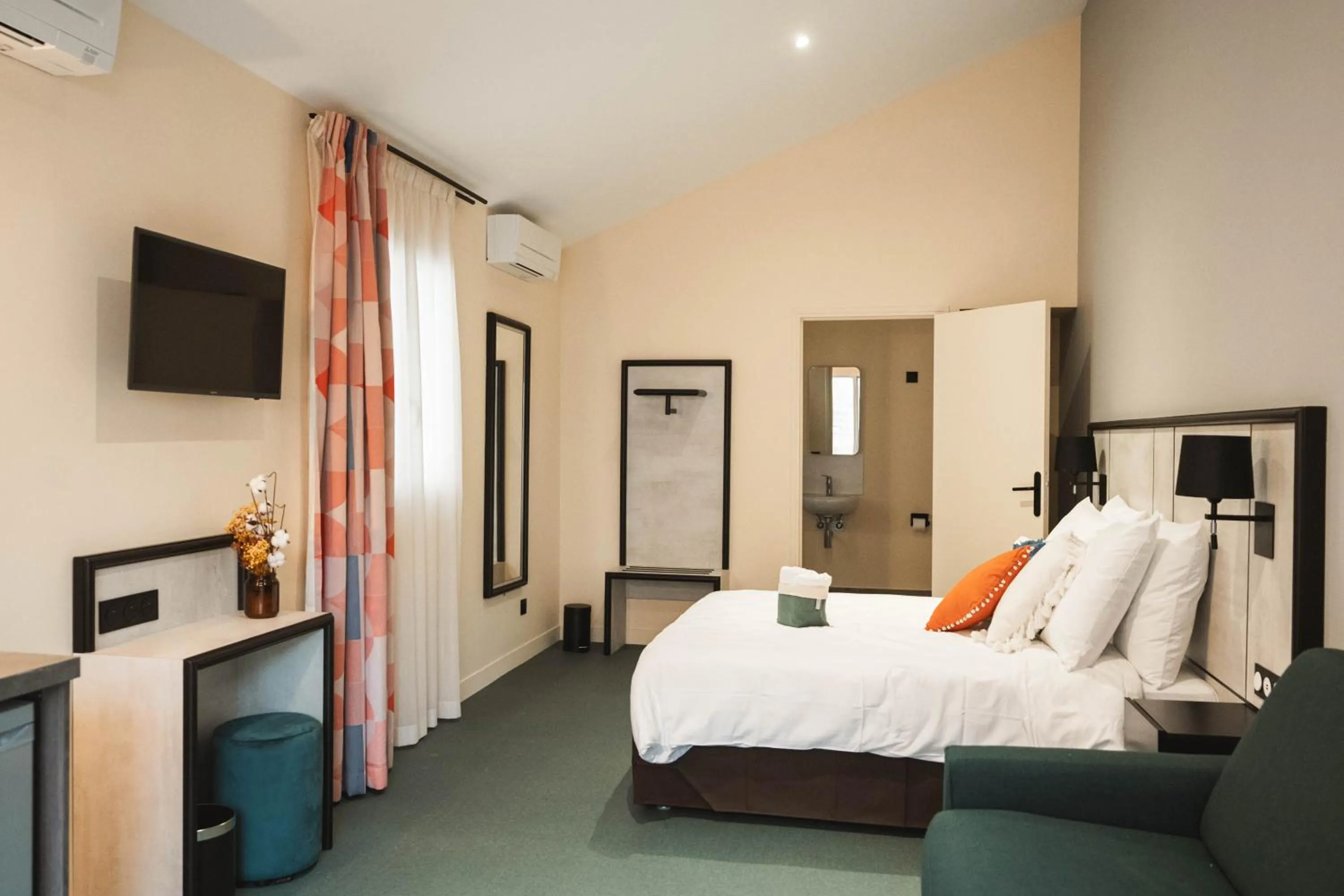 Bed in La Maison Montparnasse