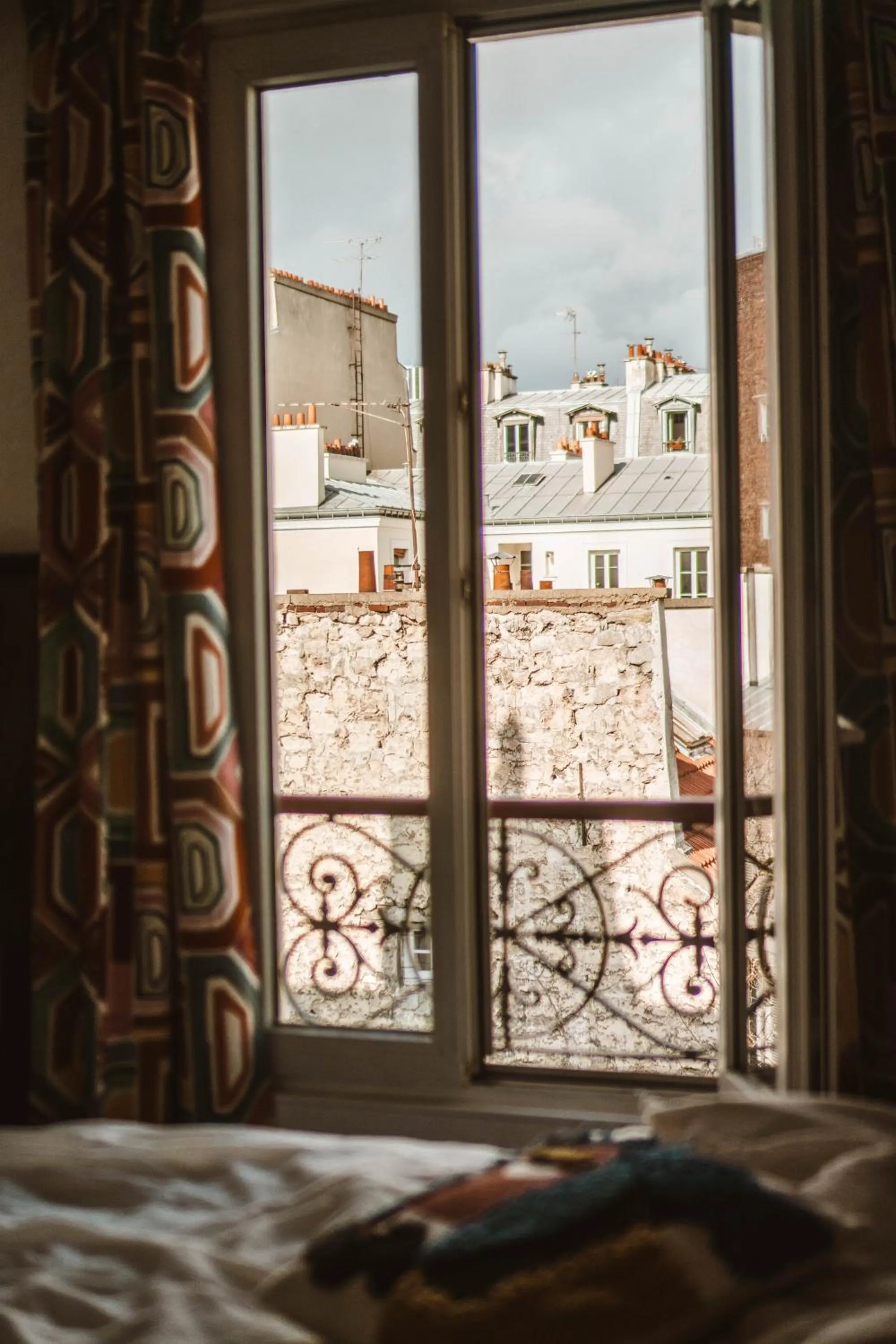 View (from property/room), Bed in La Maison Montparnasse