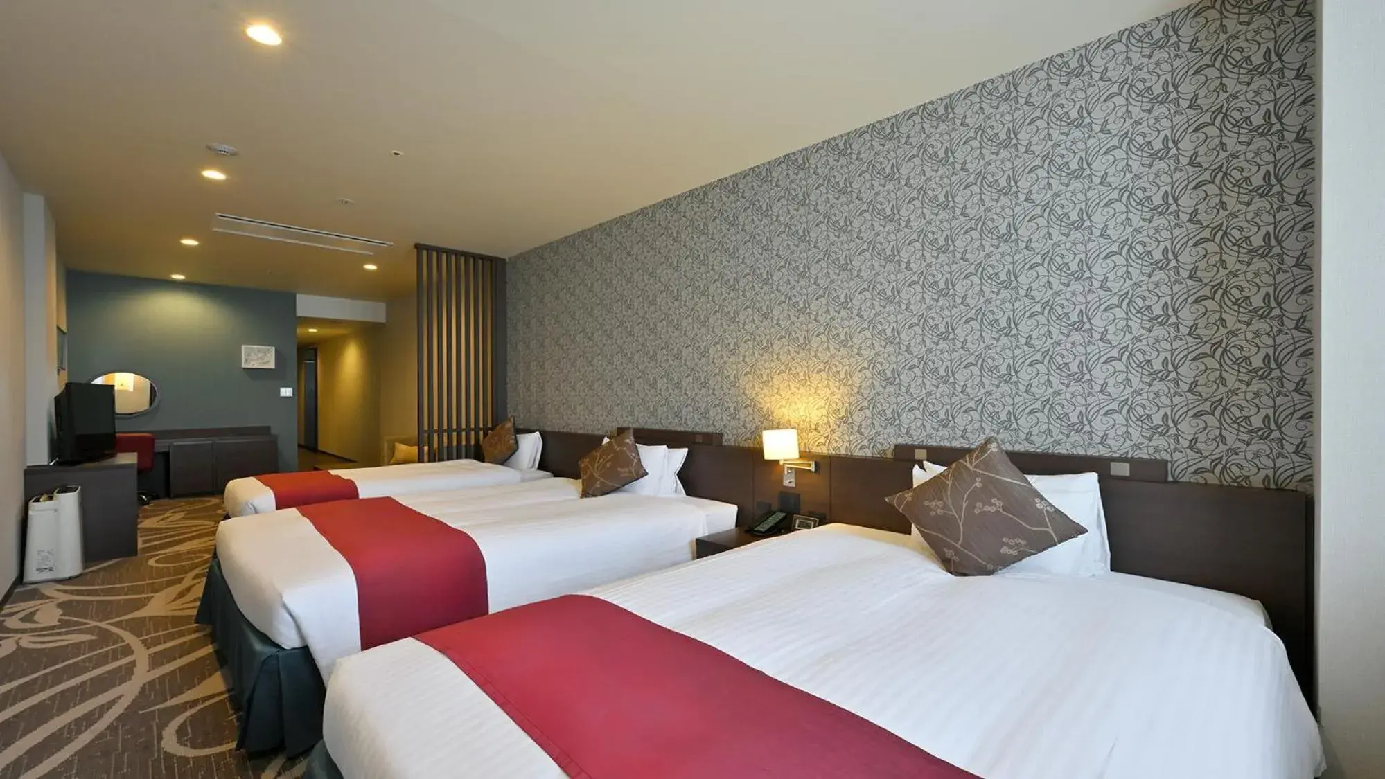 Deluxe Twin Room with Extra Bed in Quintessa Hotel Osaka Bay Deluxe Twin Room with Extra Bed in Quintessa Hotel Osaka Bay