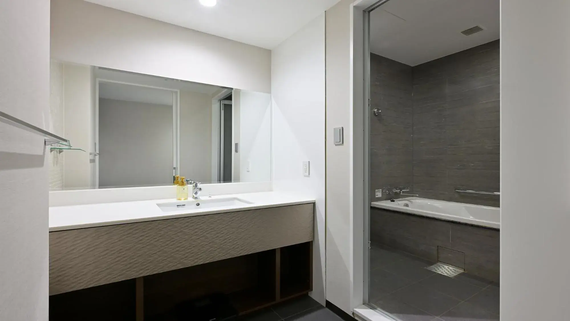 Standard Twin Room in Quintessa Hotel Osaka Bay Standard Twin Room in Quintessa Hotel Osaka Bay