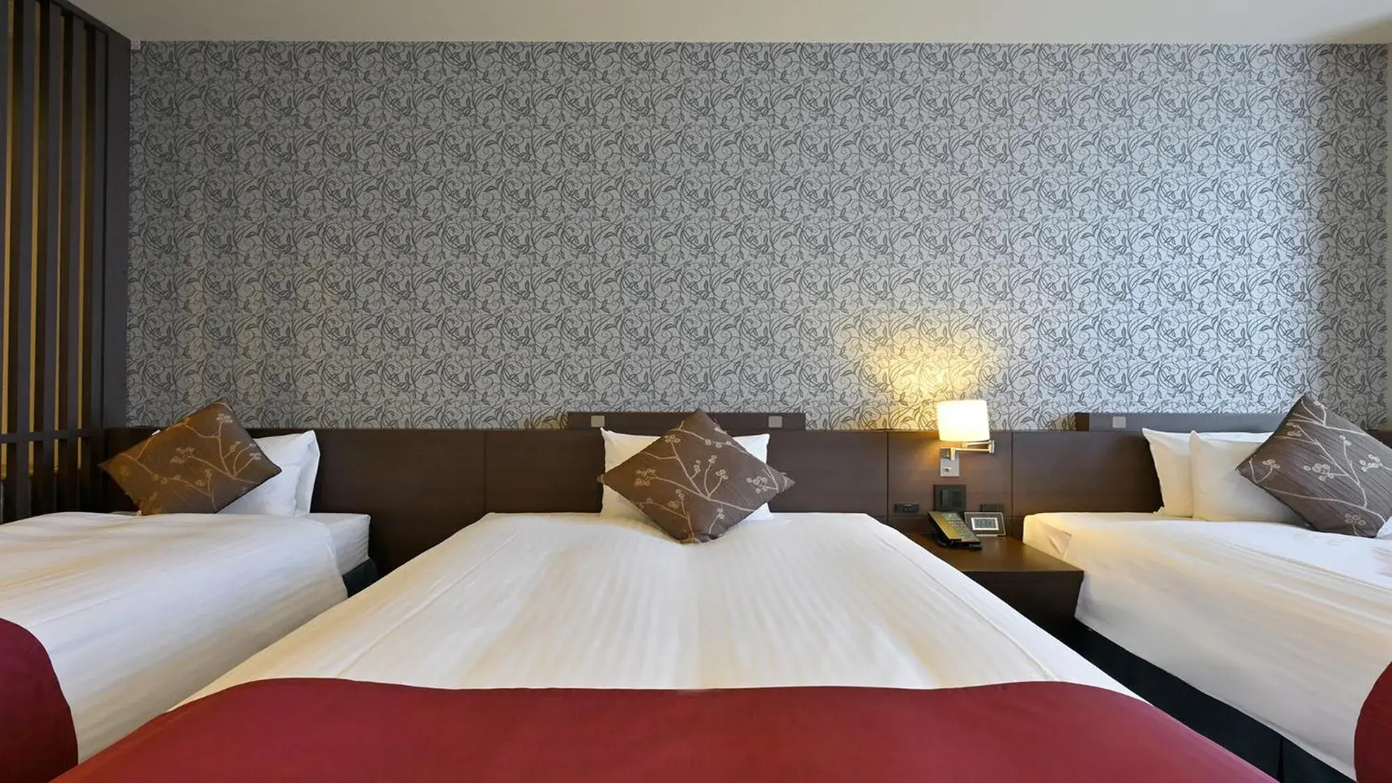 Deluxe Twin Room with Extra Bed in Quintessa Hotel Osaka Bay Deluxe Twin Room with Extra Bed in Quintessa Hotel Osaka Bay