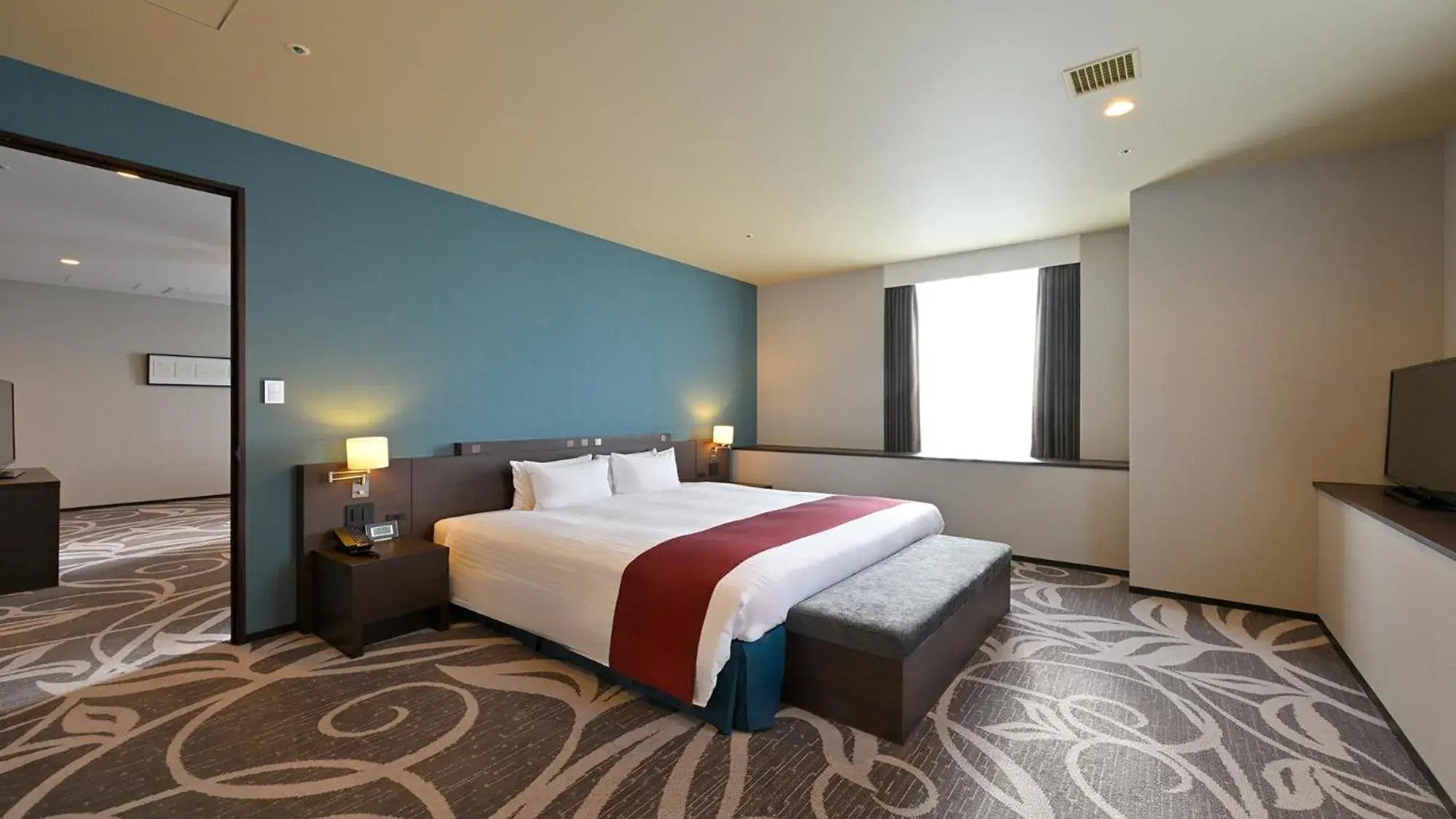 Corner Suite with King Bed in Quintessa Hotel Osaka Bay Corner Suite with King Bed in Quintessa Hotel Osaka Bay