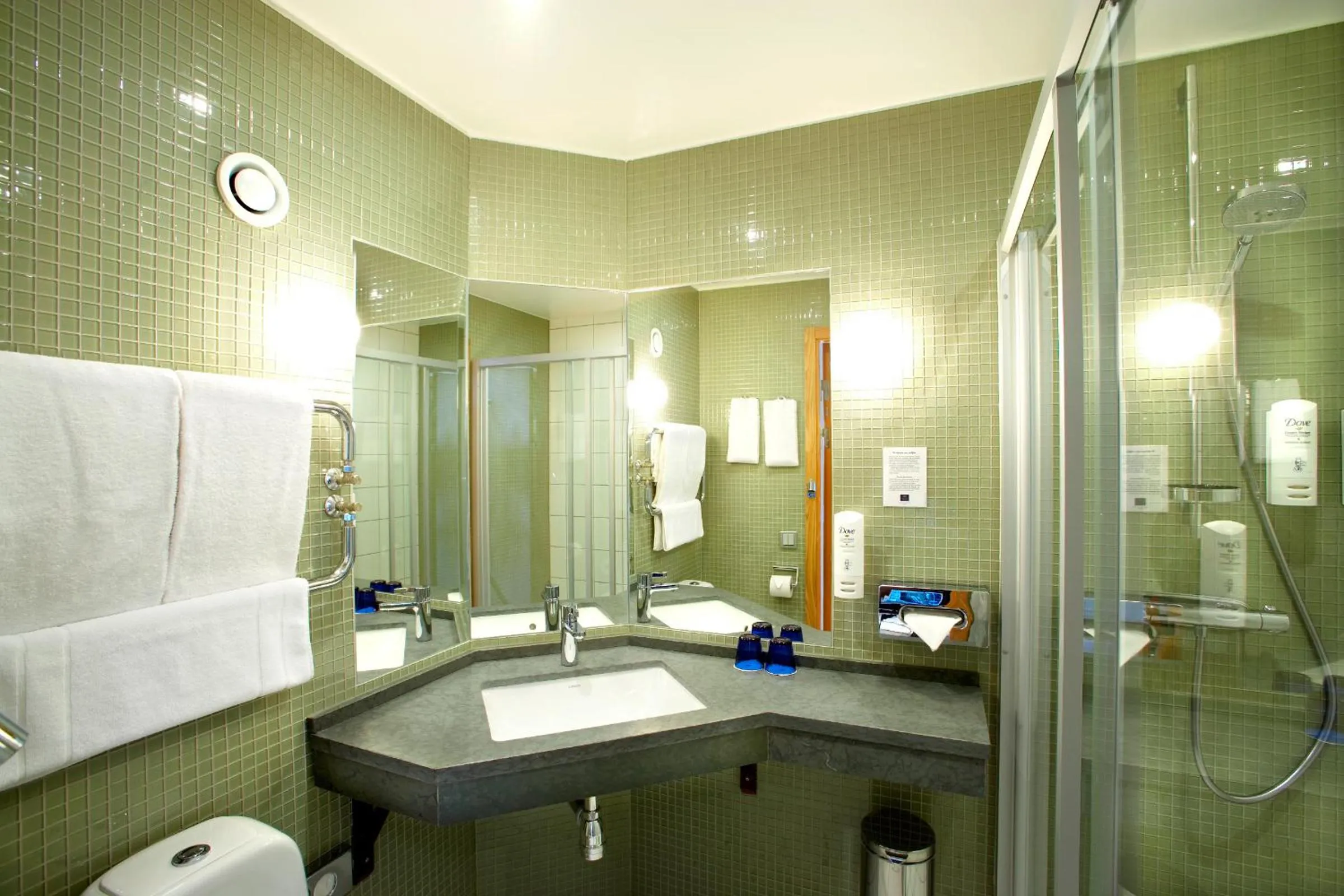 Bathroom in Quality Hotel Grand, Borås