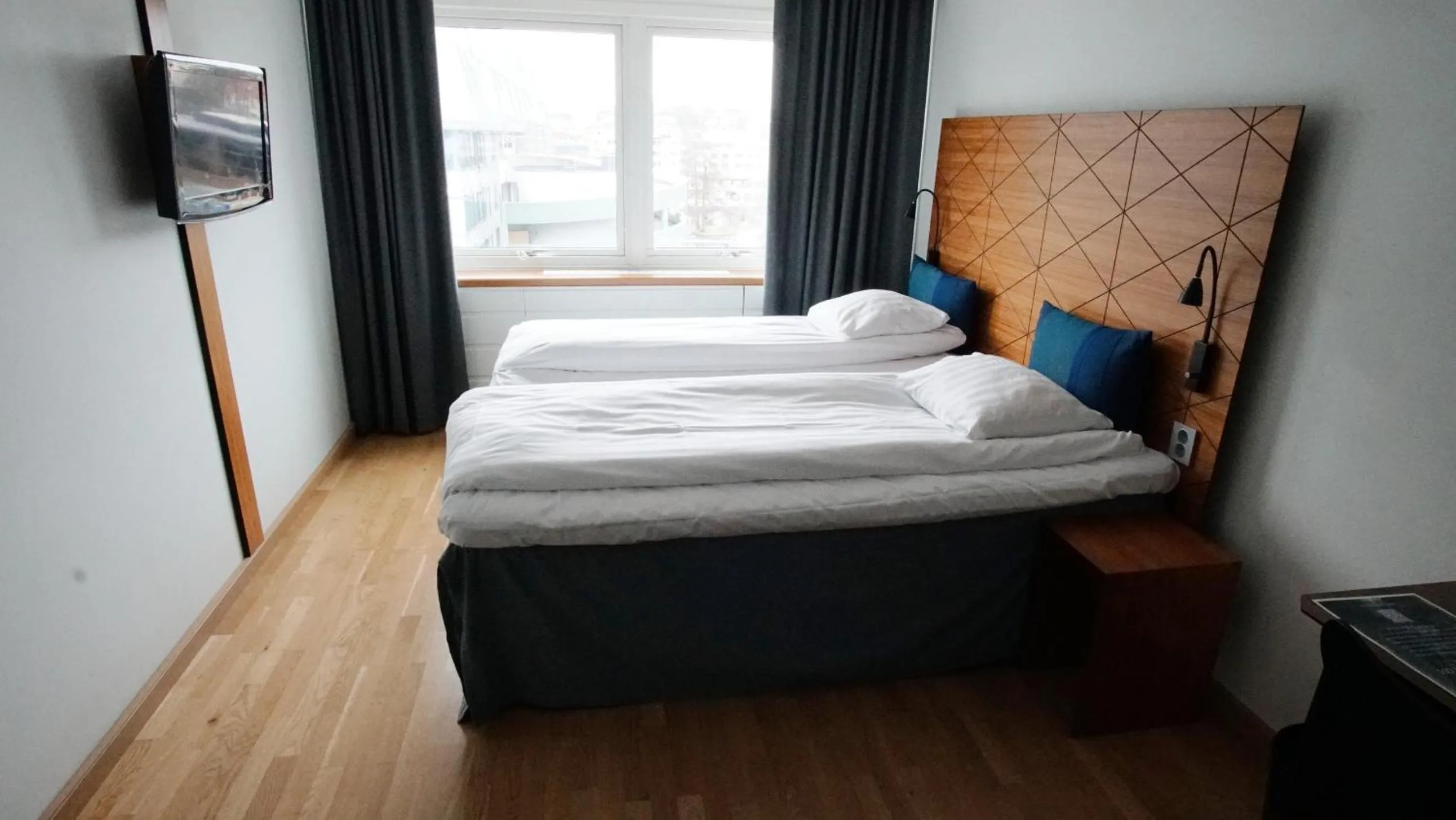 Property building, Bed in Quality Hotel Grand, Borås