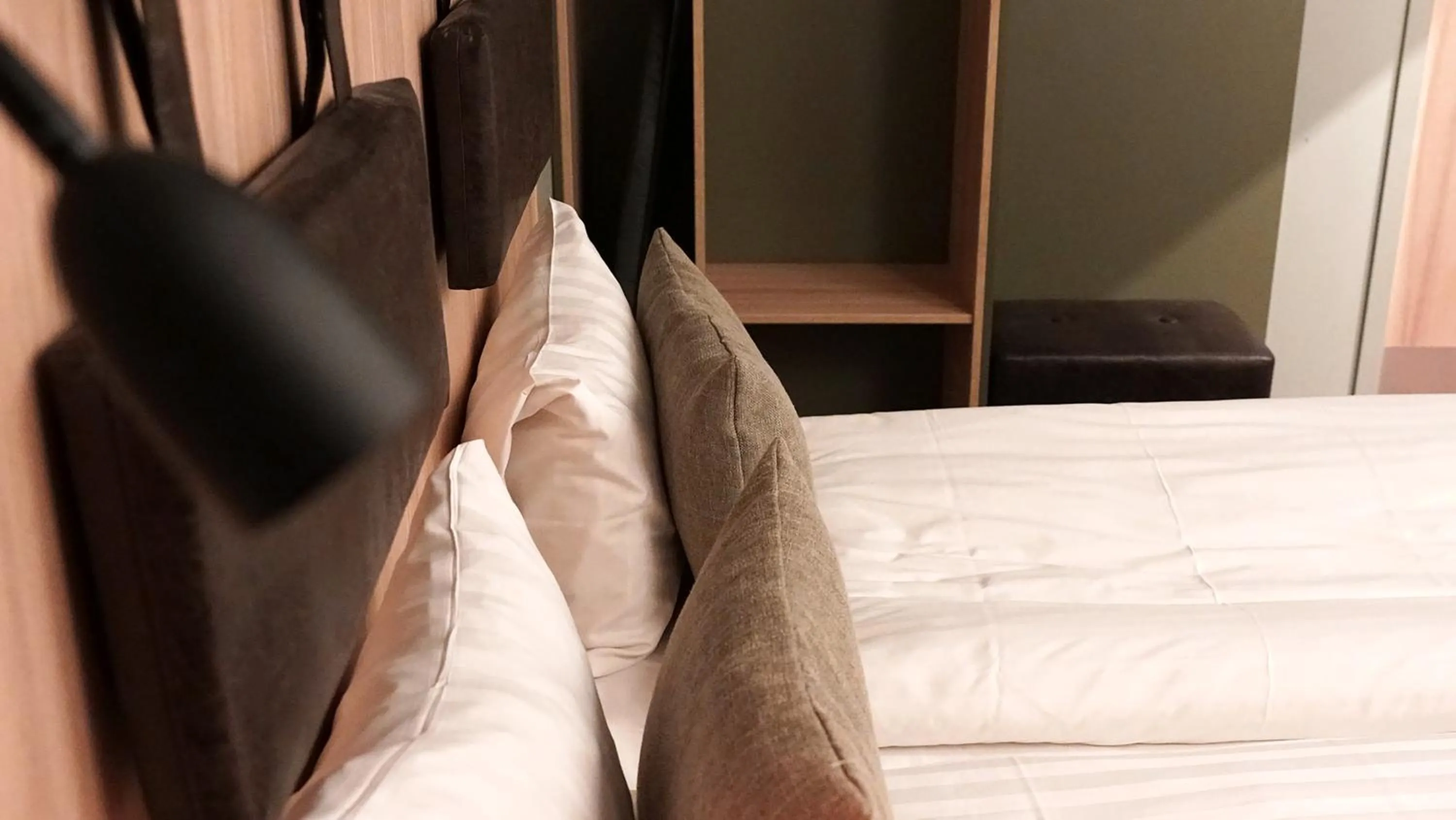 Property building, Bed in Quality Hotel Grand, Borås