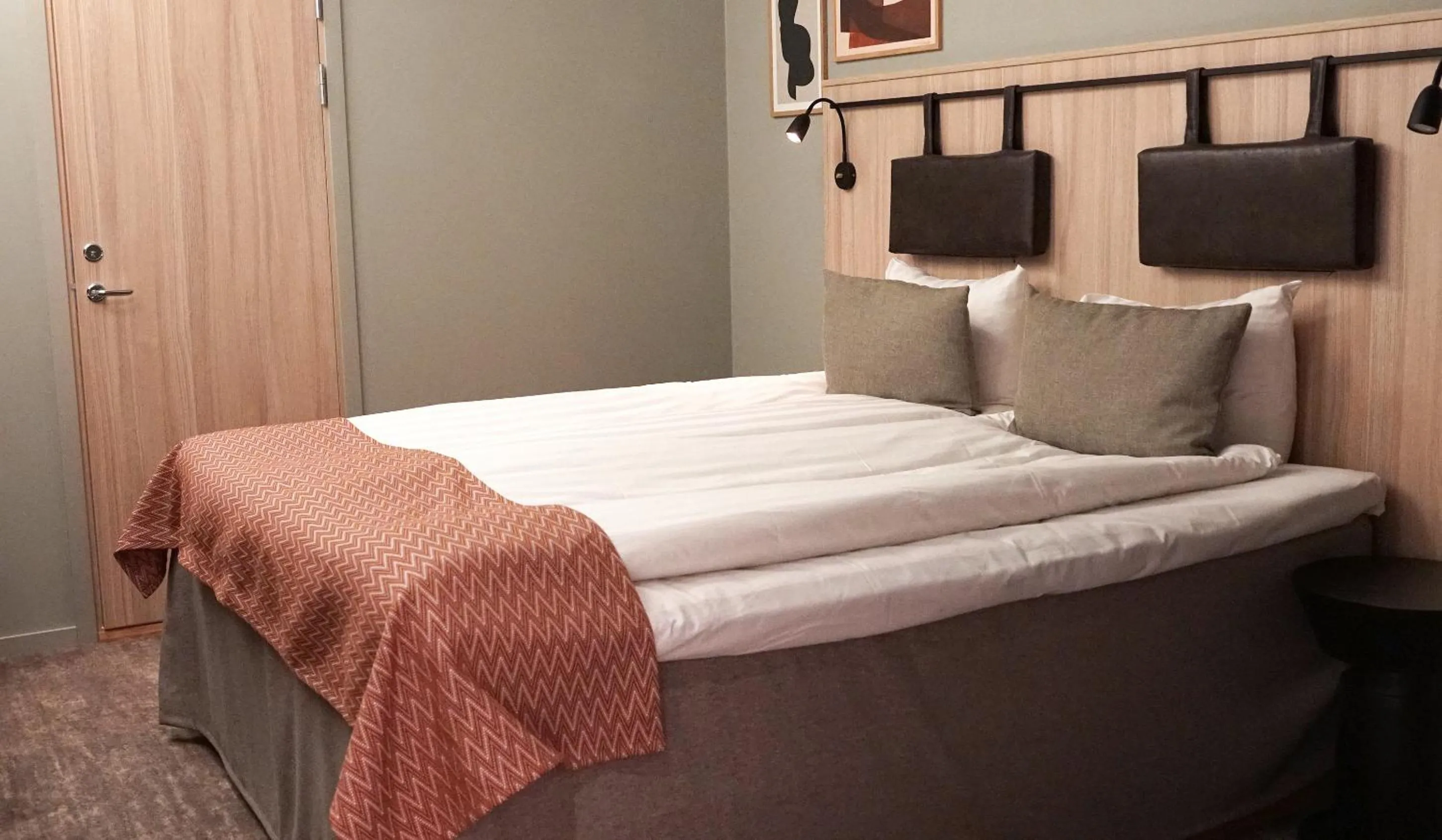 Property building, Bed in Quality Hotel Grand, Borås