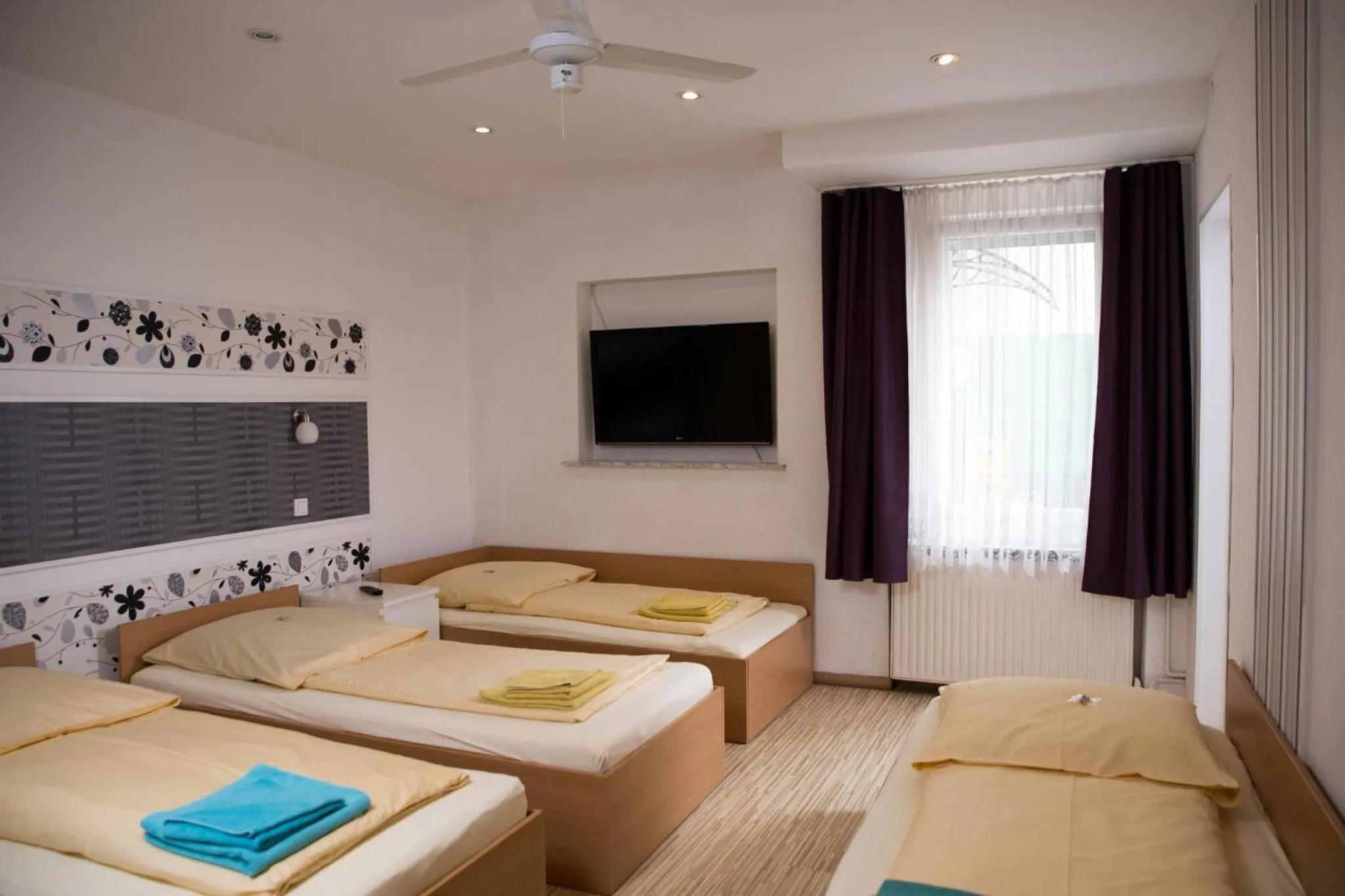 Bed in Pension Central Nuernberg-Fuerth