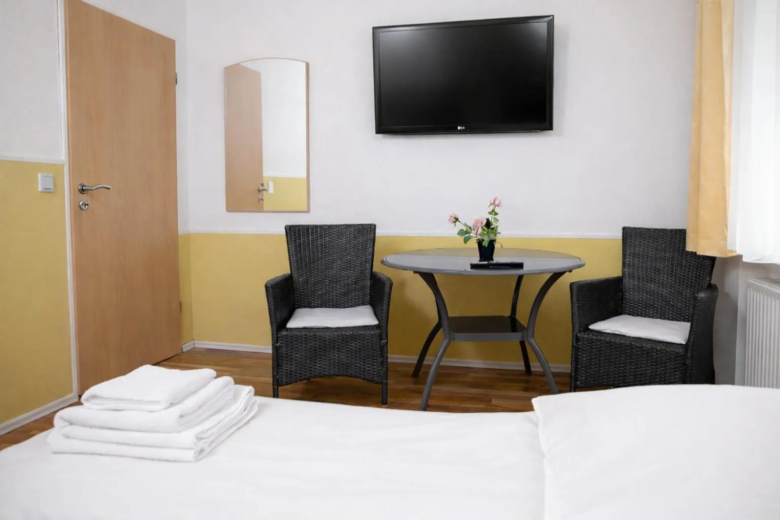 Seating area, Bed in Pension Central Nuernberg-Fuerth