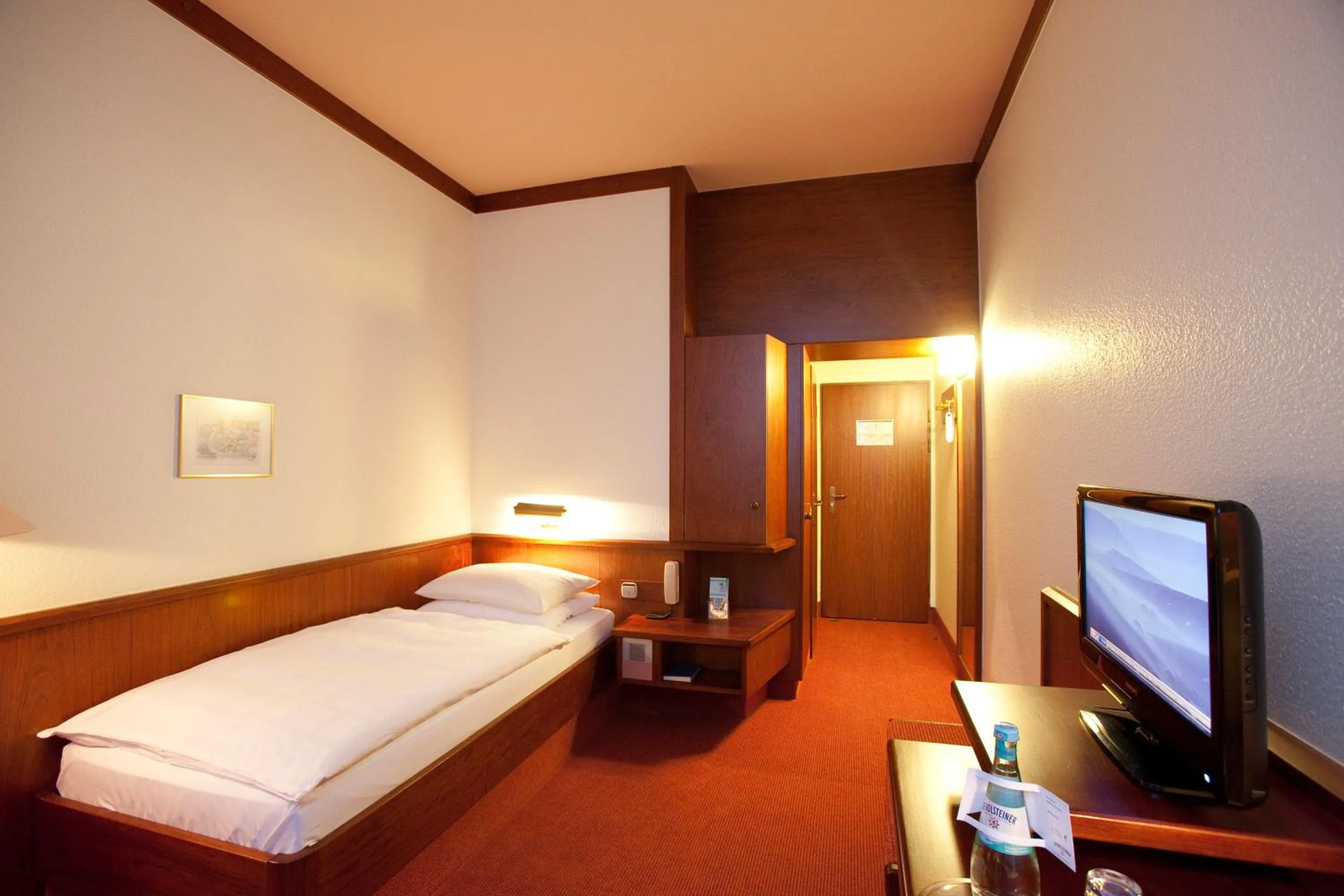 Photo of the whole room, Bed in Leine Hotel