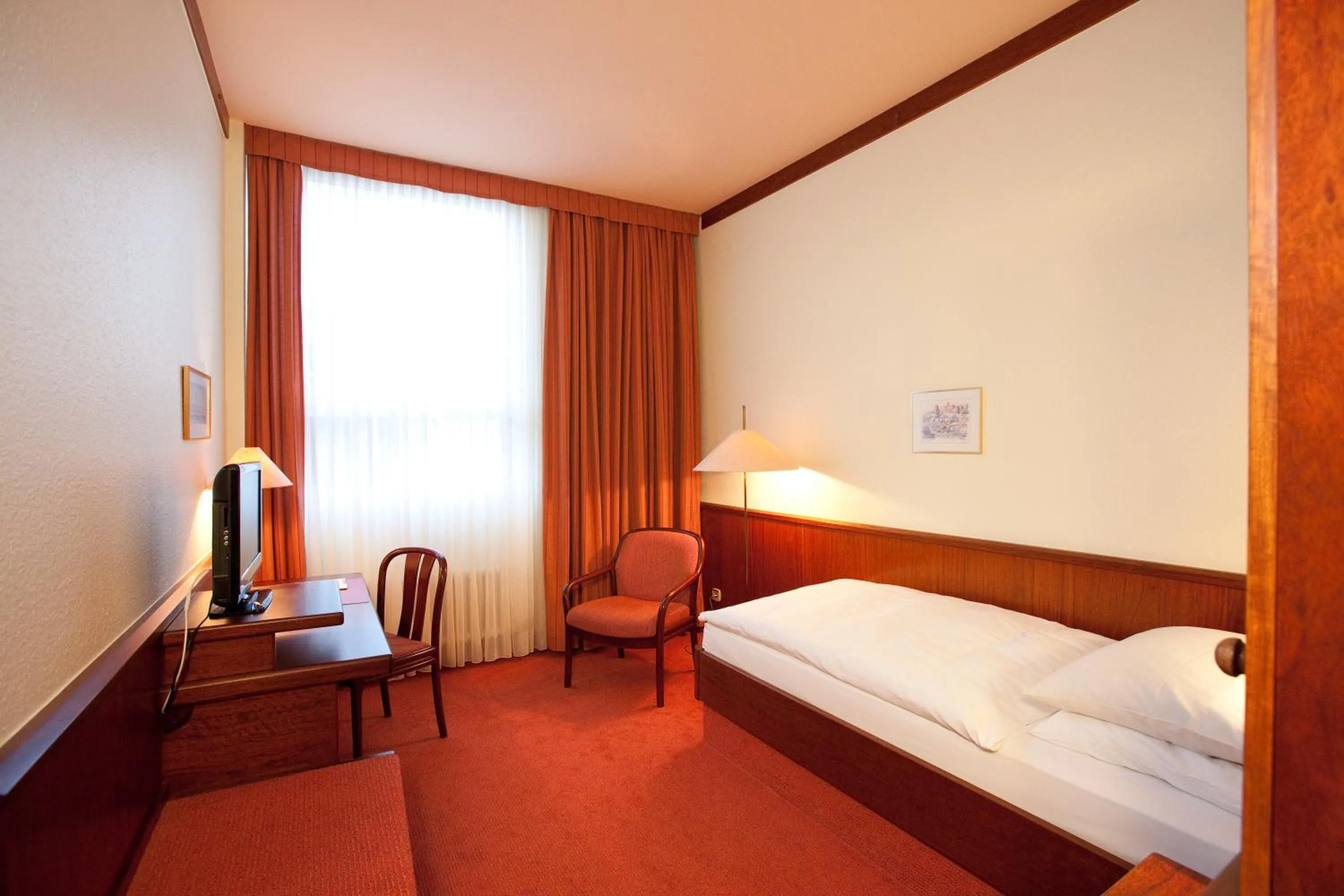 Photo of the whole room, Bed in Leine Hotel