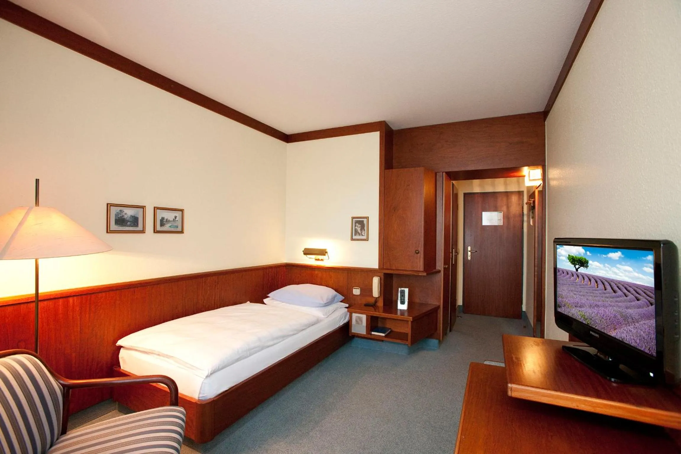 Photo of the whole room, Bed in Leine Hotel