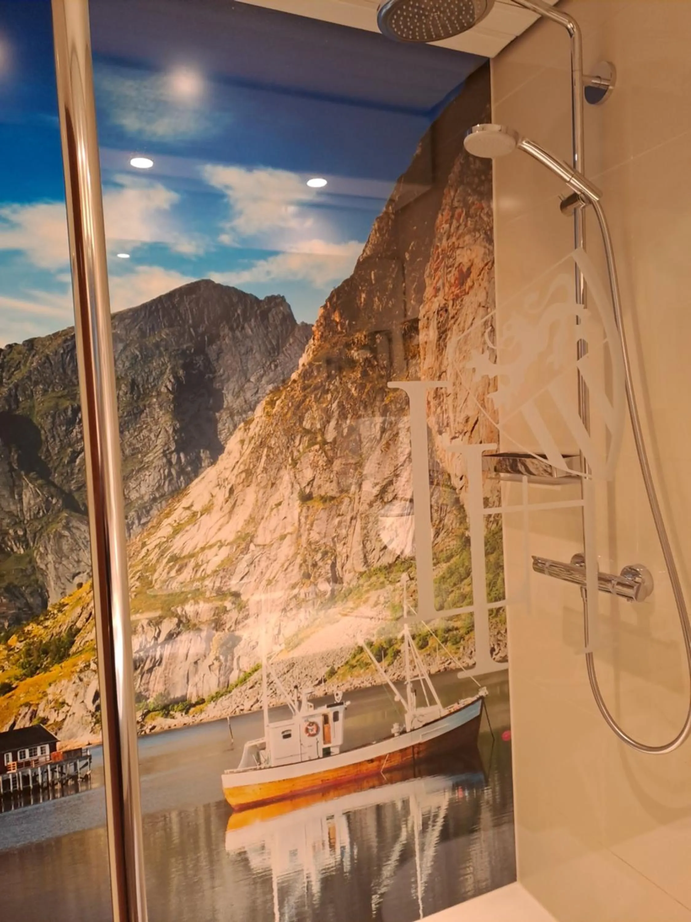 Shower in Leine Hotel