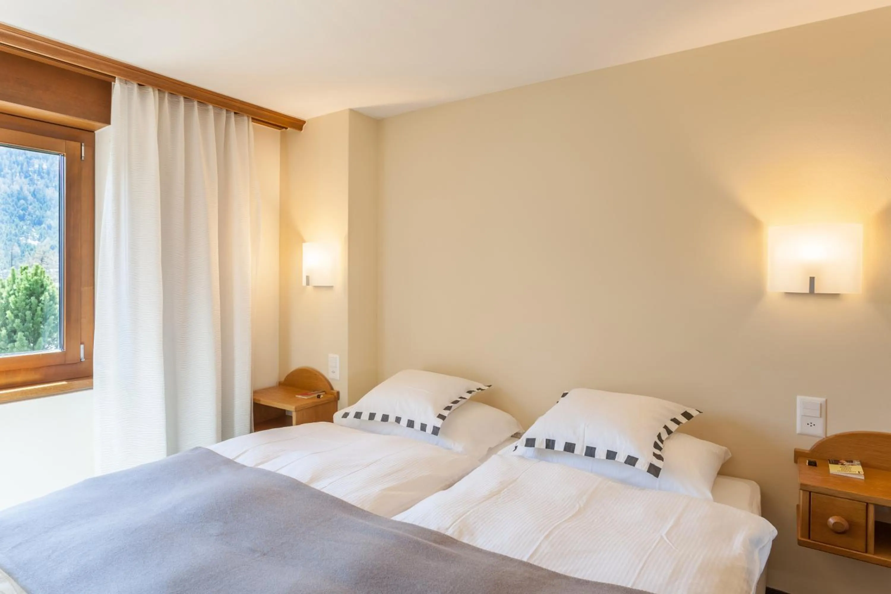 Bedroom, Bed in Hotel Allalin Saas-Fee