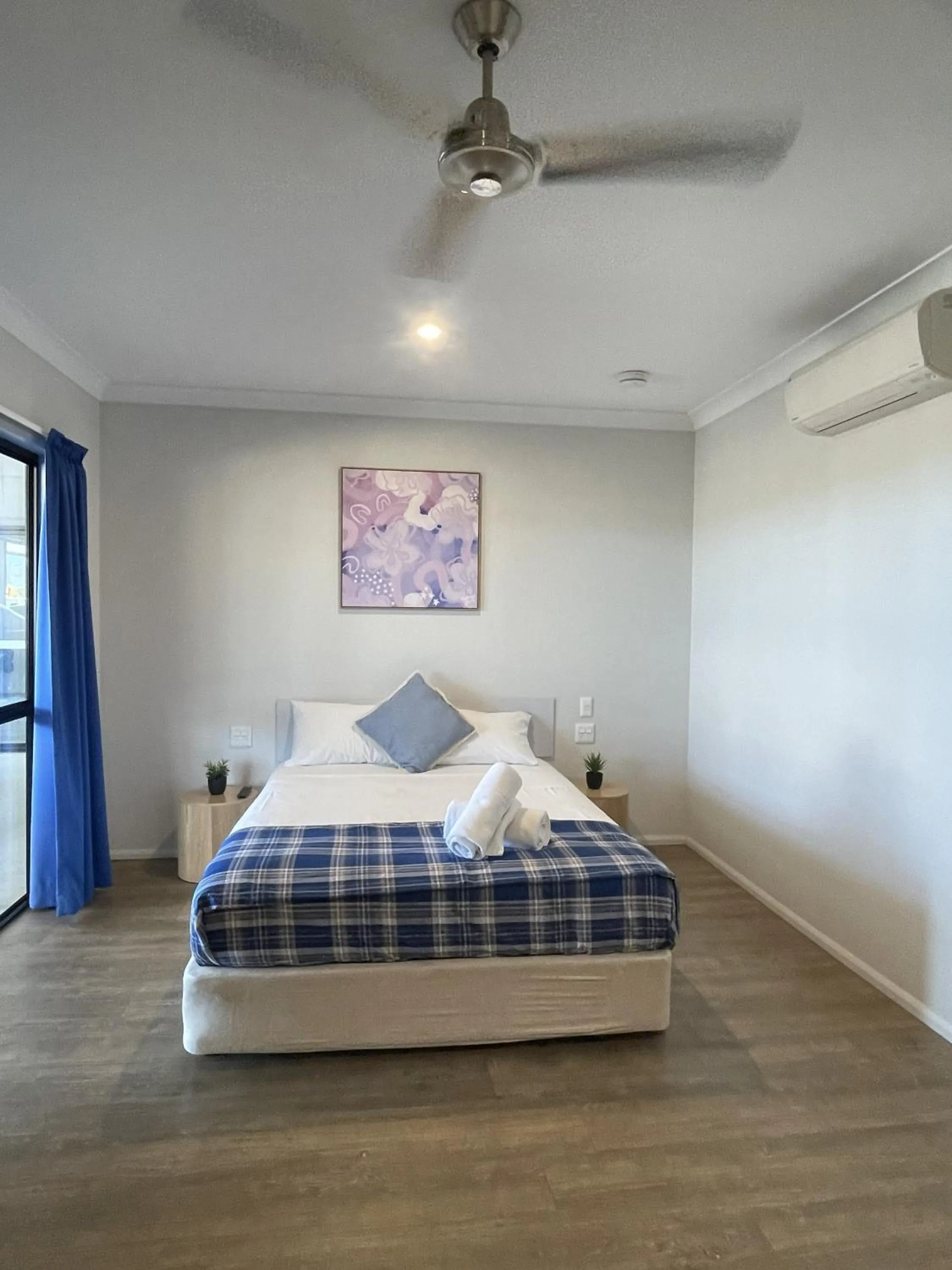 Bed in Reef Gardens Motel