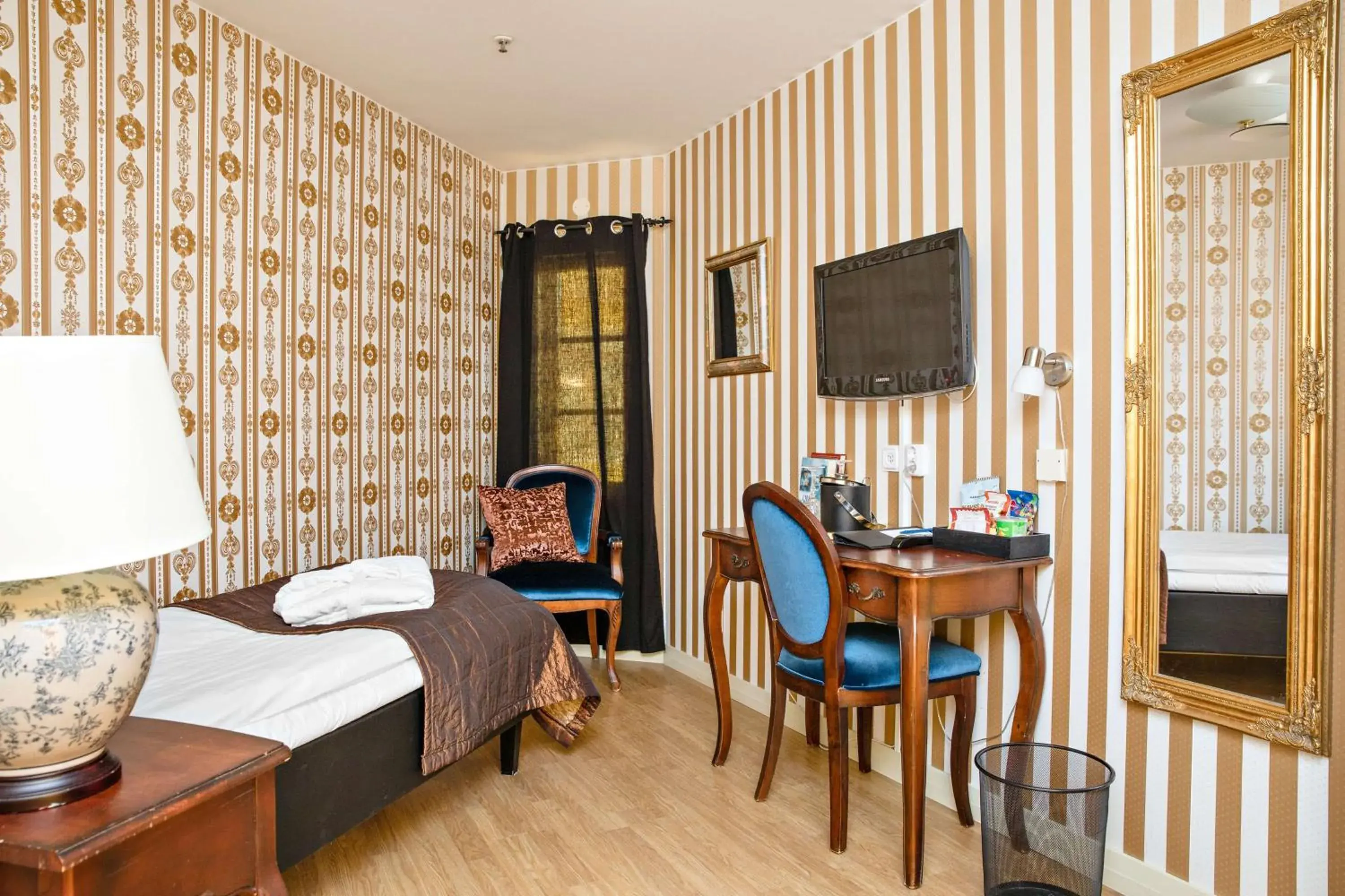 Bedroom, Bed in Best Western Hotel Gamla Teatern Bedroom, Bed in Best Western Hotel Gamla Teatern