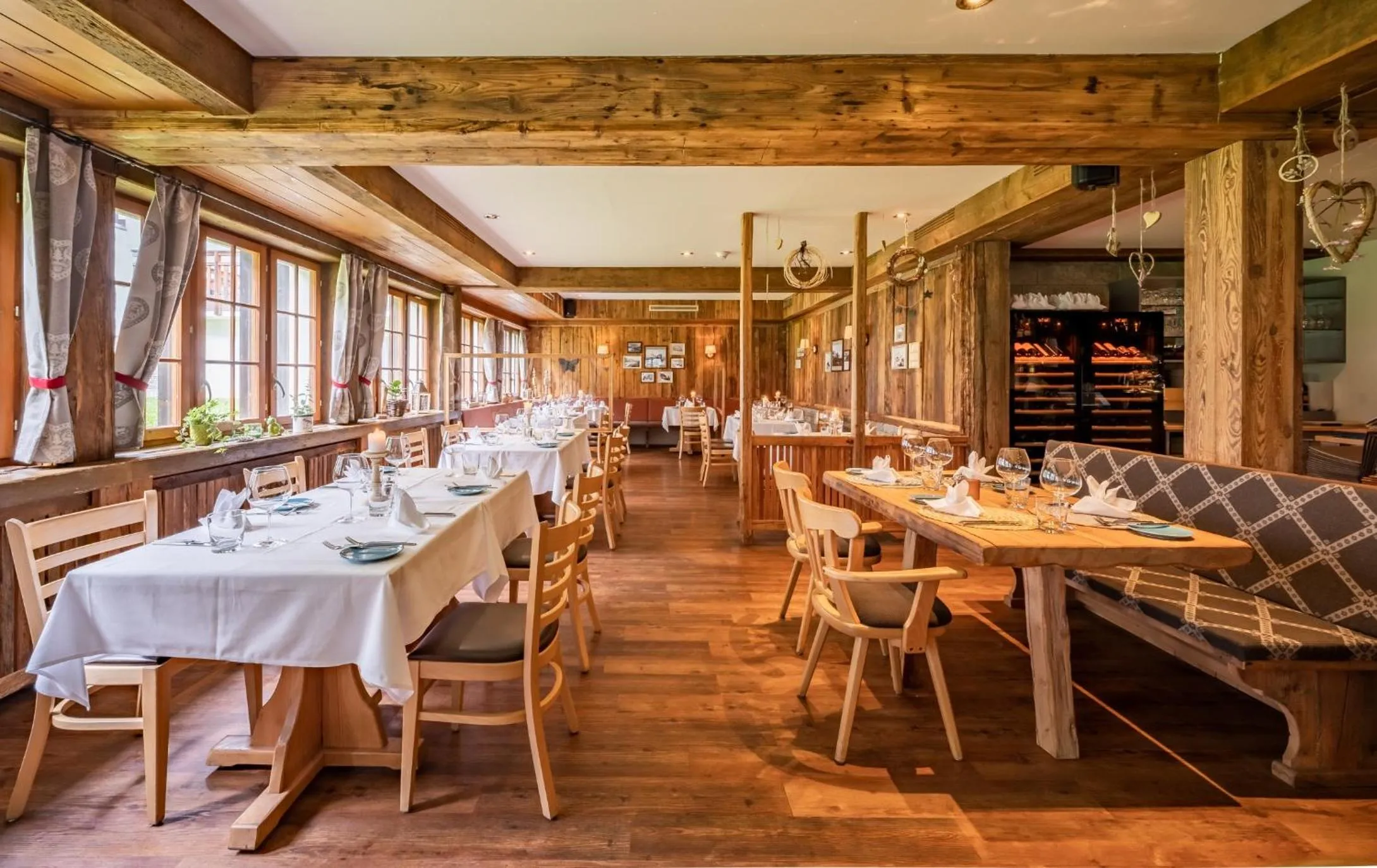 Restaurant/places to eat in Hotel Pollux