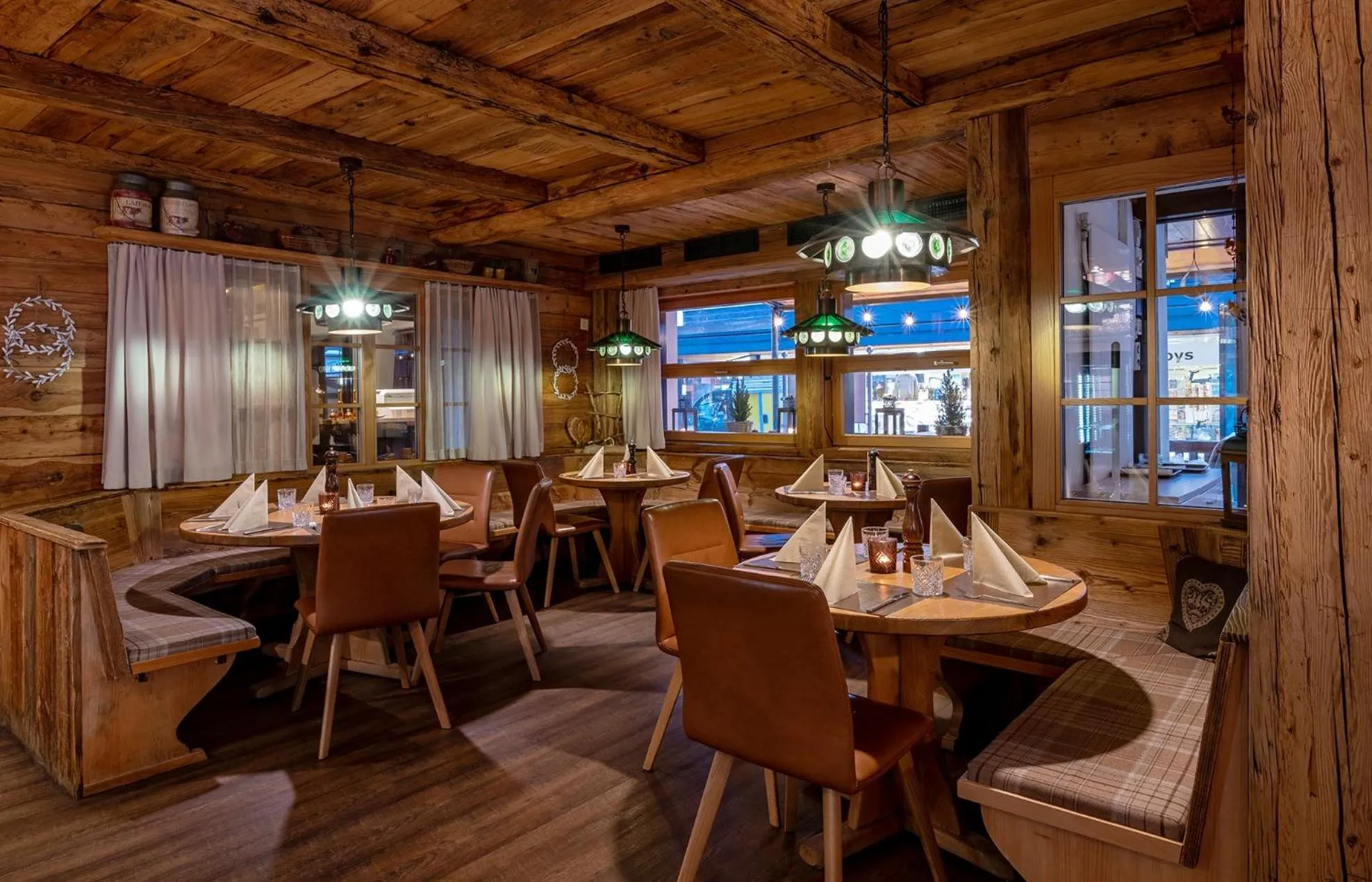 Restaurant/places to eat in Hotel Pollux