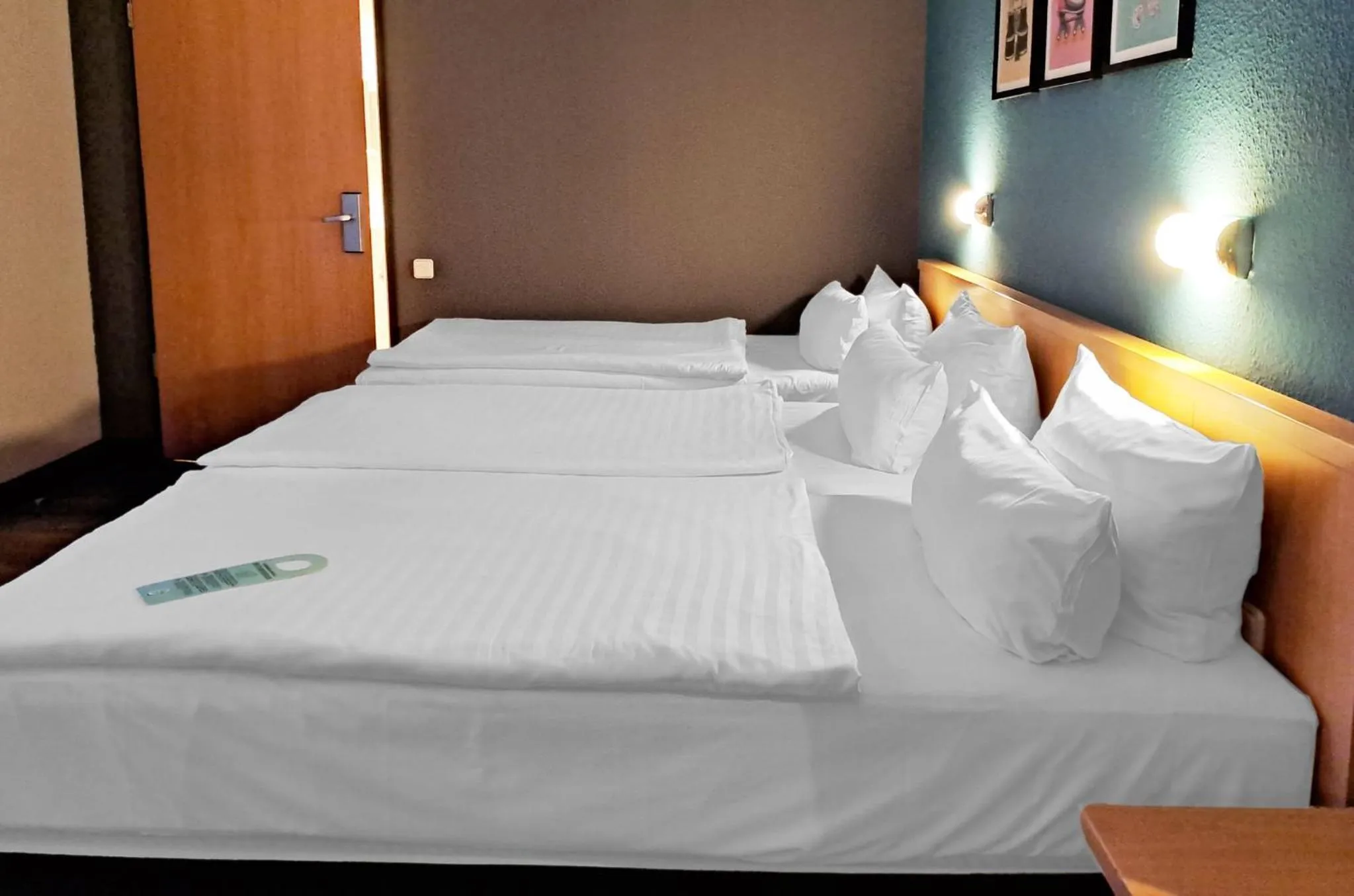 Photo of the whole room, Bed in Garner Hotel Cottbus Süd by IHG