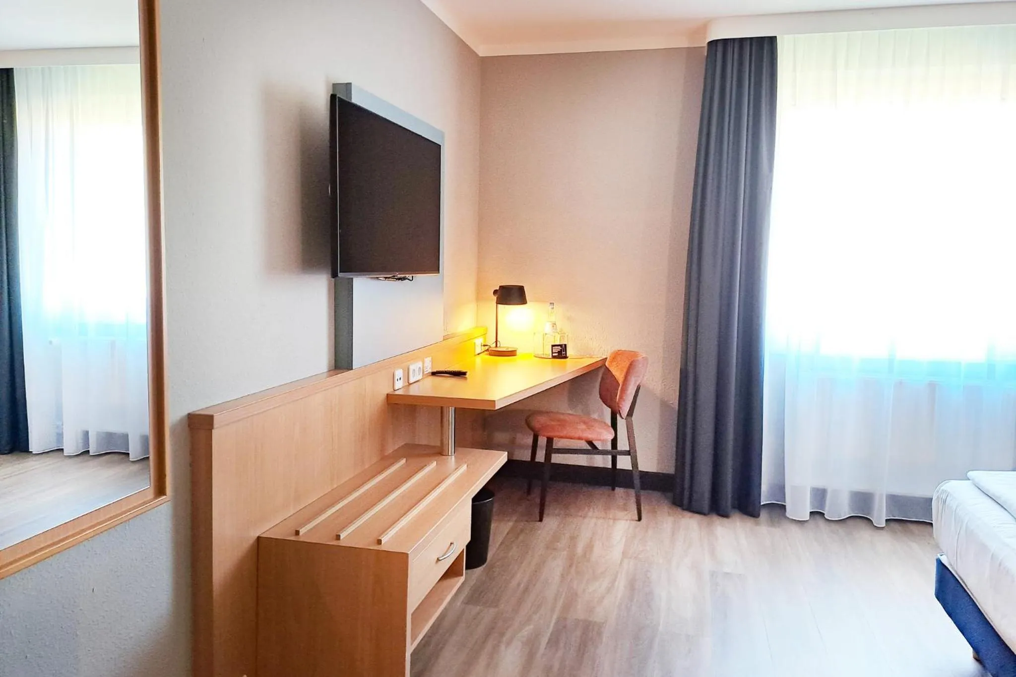 Photo of the whole room, Bed in Garner Hotel Cottbus Süd by IHG