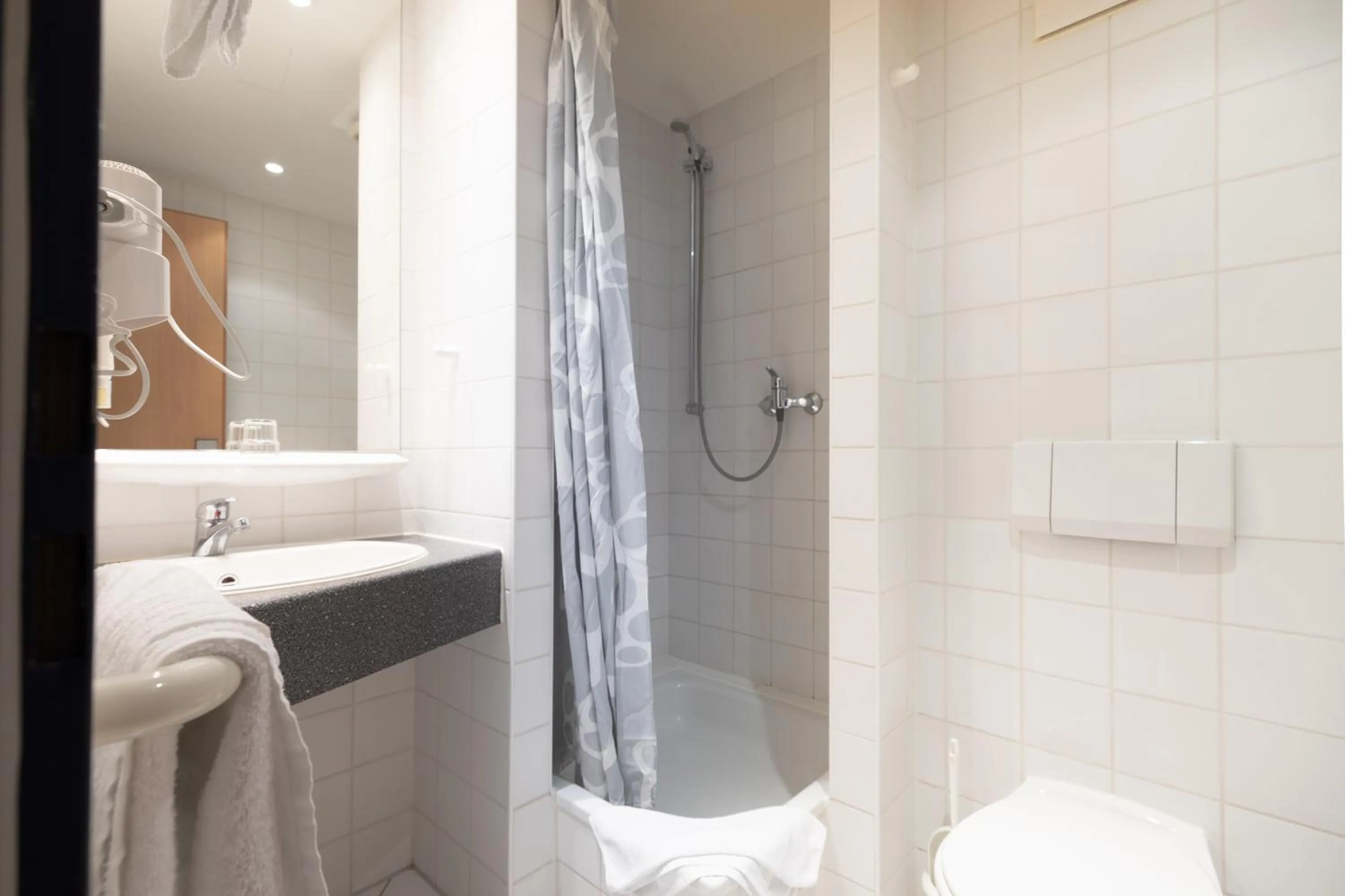 Shower in Novum Hotel Seegraben Cottbus