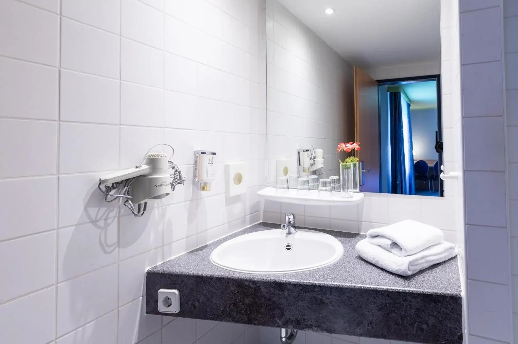 Bathroom in Garner Hotel Cottbus Süd by IHG Bathroom in Garner Hotel Cottbus Süd by IHG