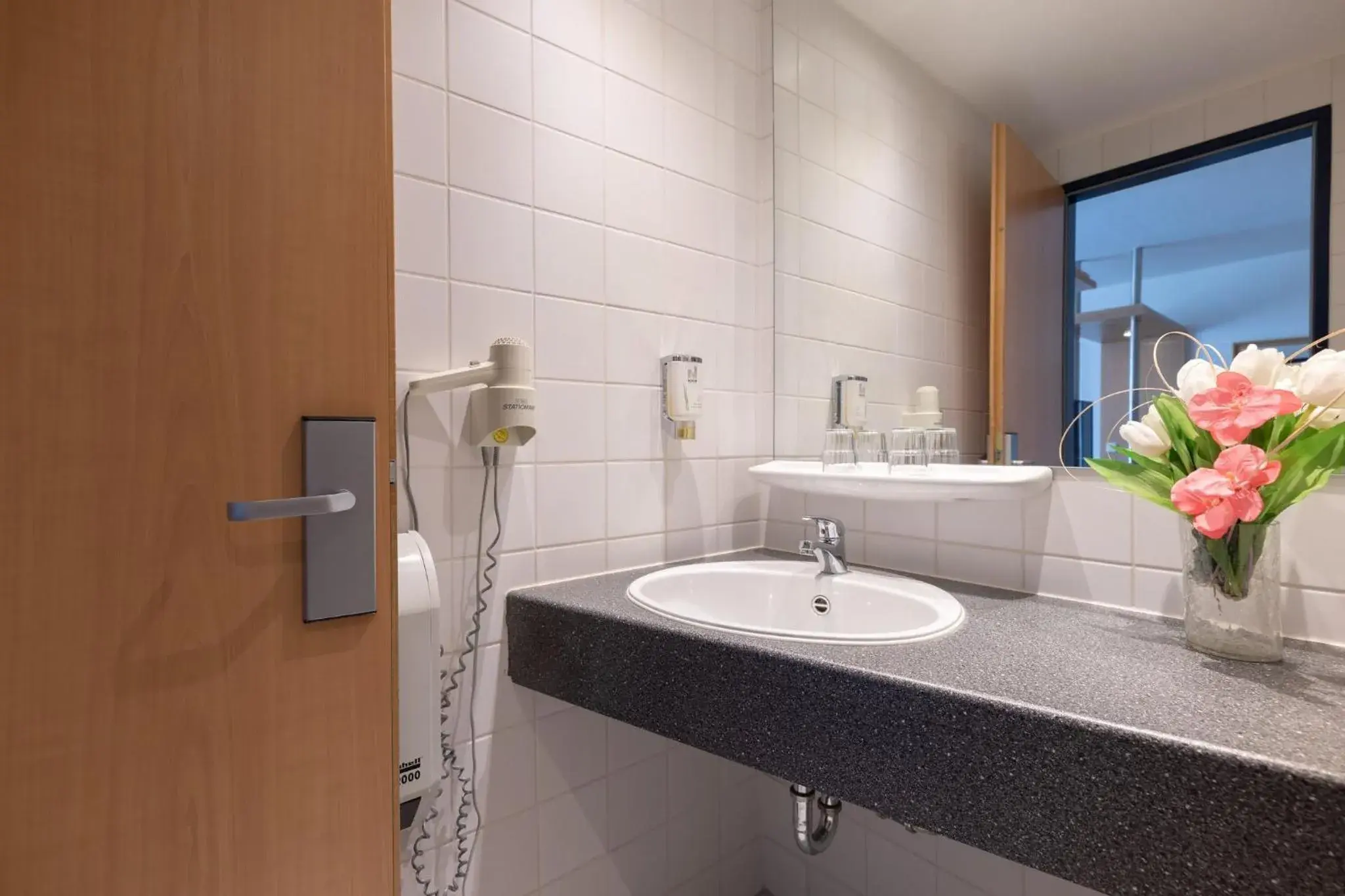 Bathroom in Garner Hotel Cottbus Süd by IHG Bathroom in Garner Hotel Cottbus Süd by IHG