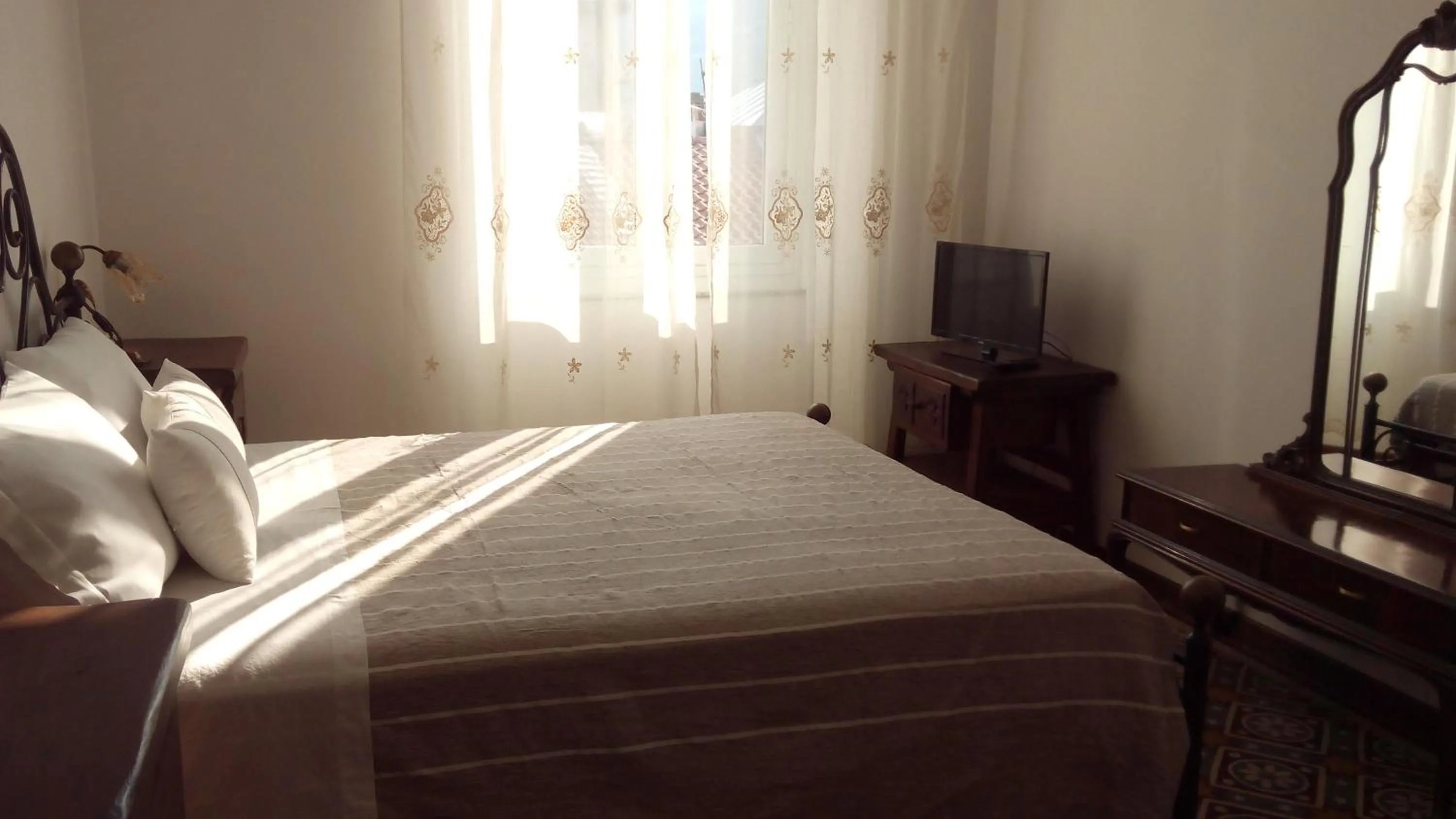 Bedroom, Bed in I Colori del Mercato