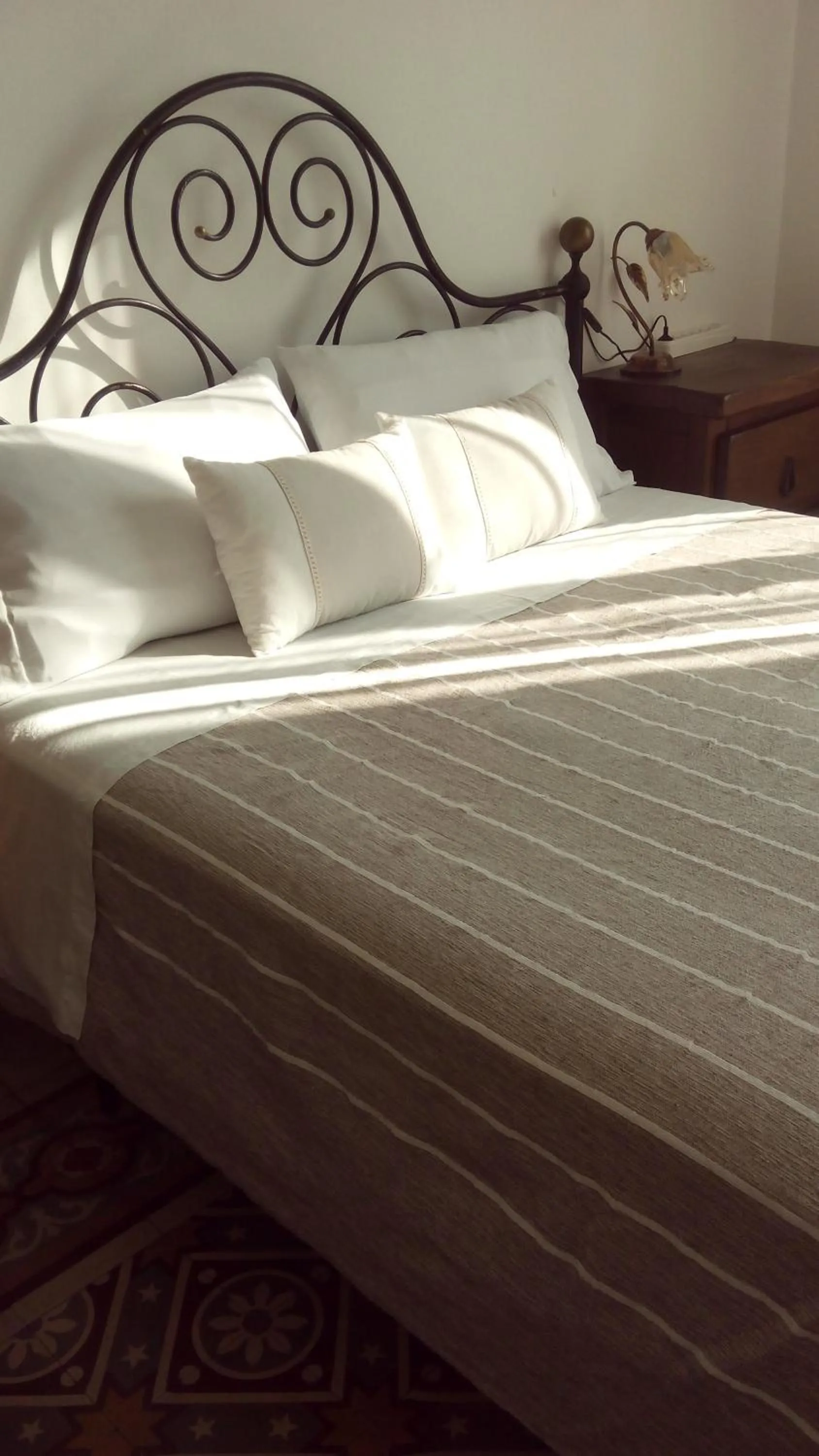 Bedroom, Bed in I Colori del Mercato