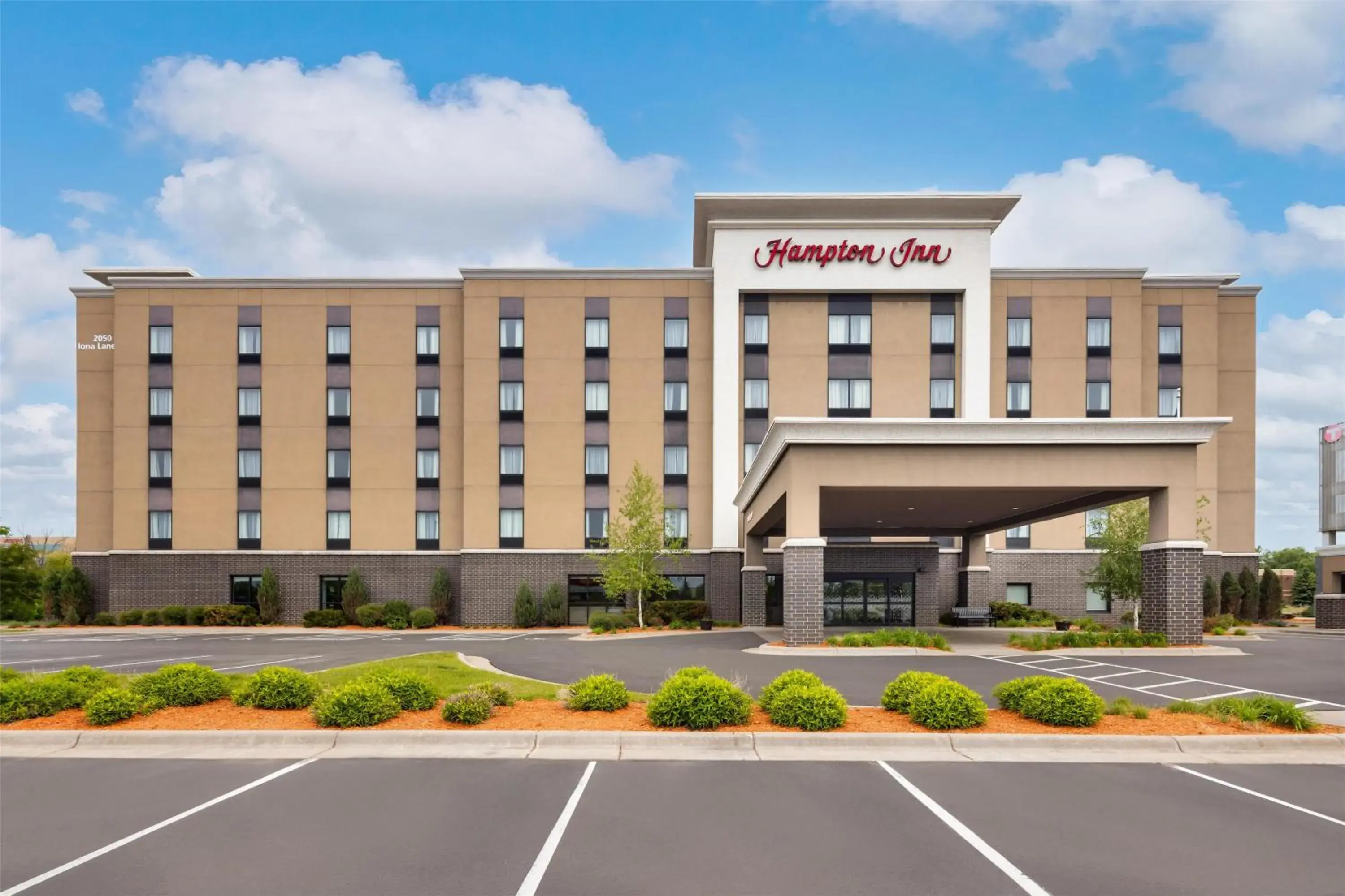 Property building in Hampton Inn Minneapolis-Roseville,MN Property building in Hampton Inn Minneapolis-Roseville,MN