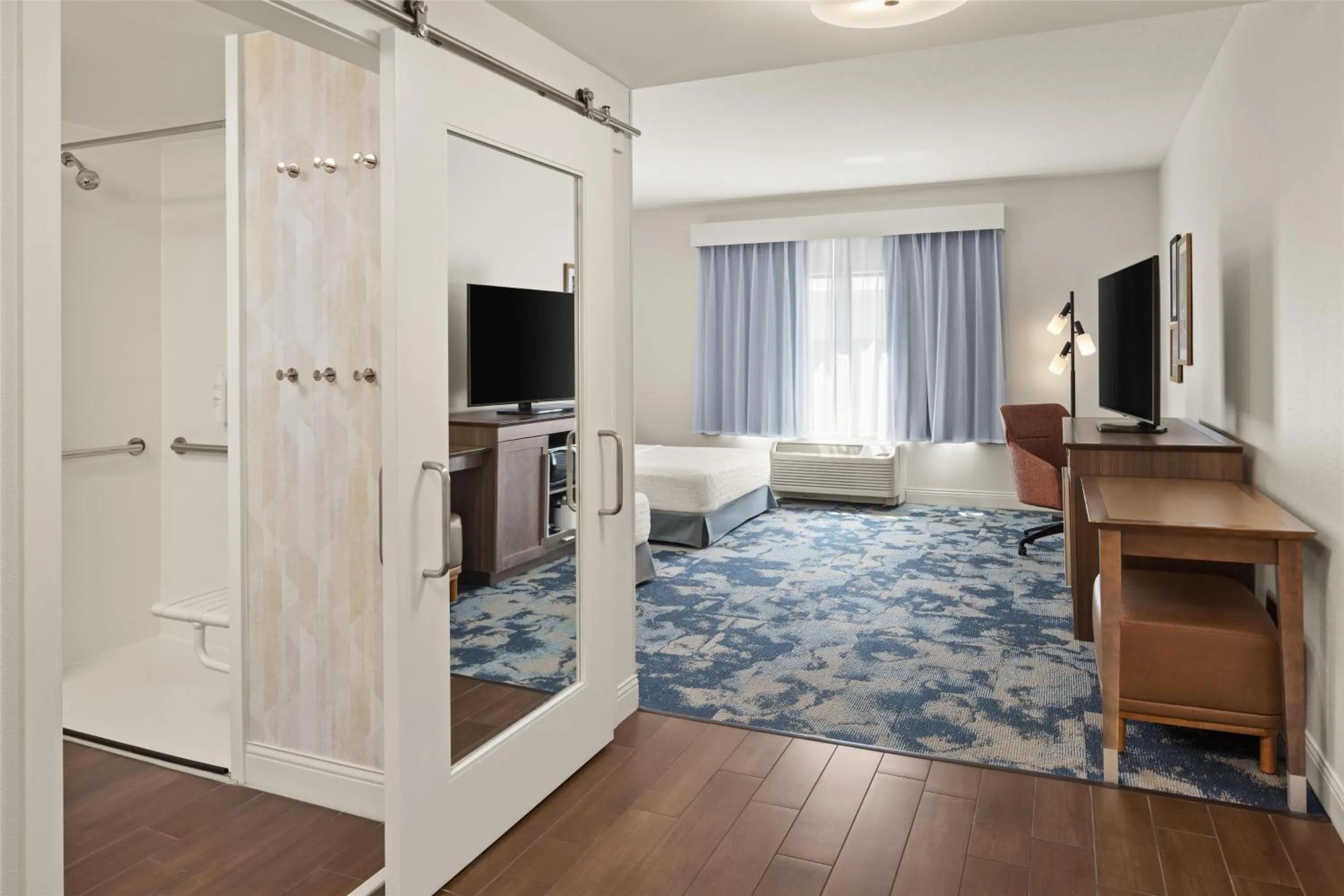 Bed in Hampton Inn Minneapolis-Roseville,MN