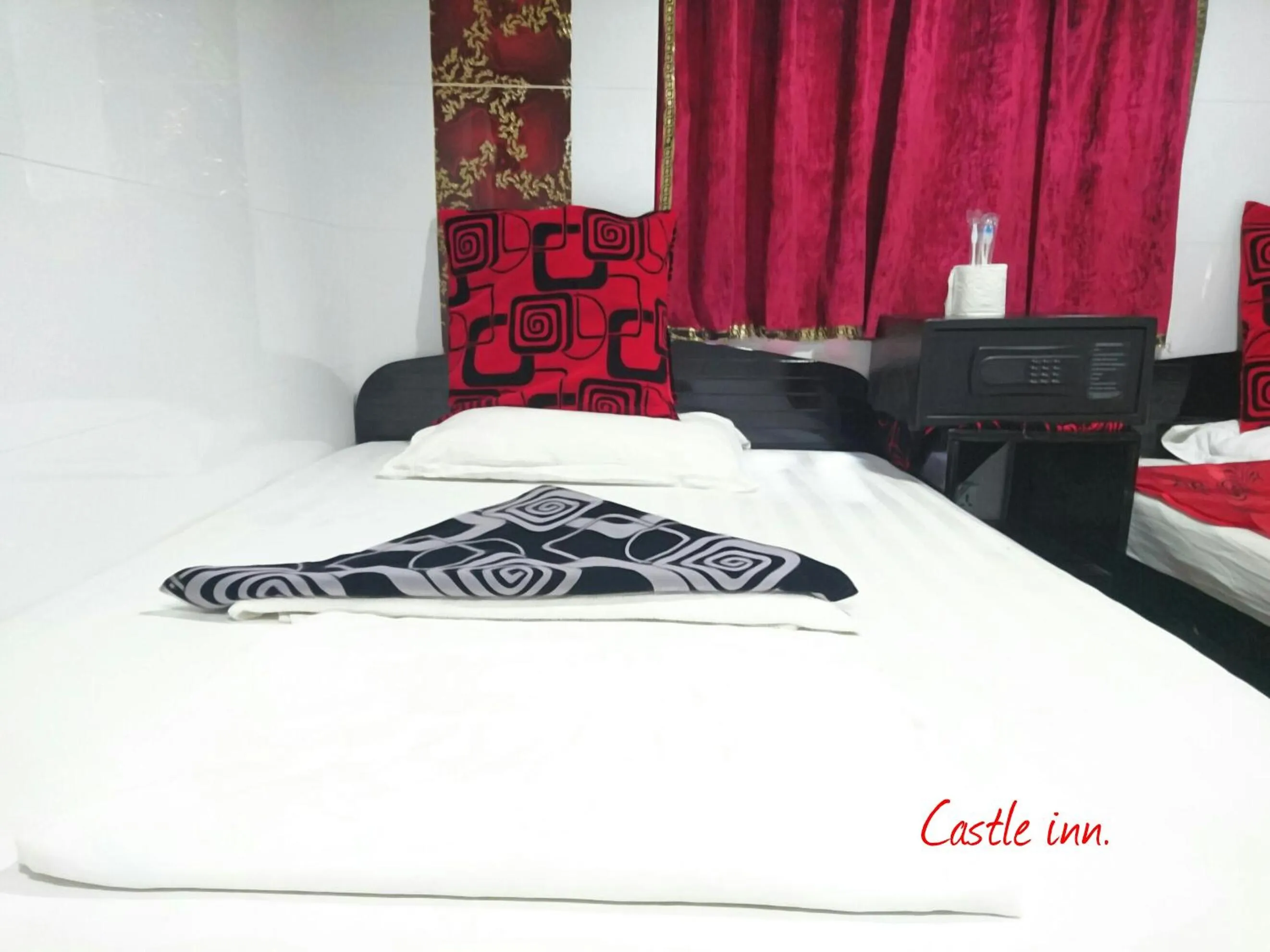 Photo of the whole room, Bed in Castle Inn