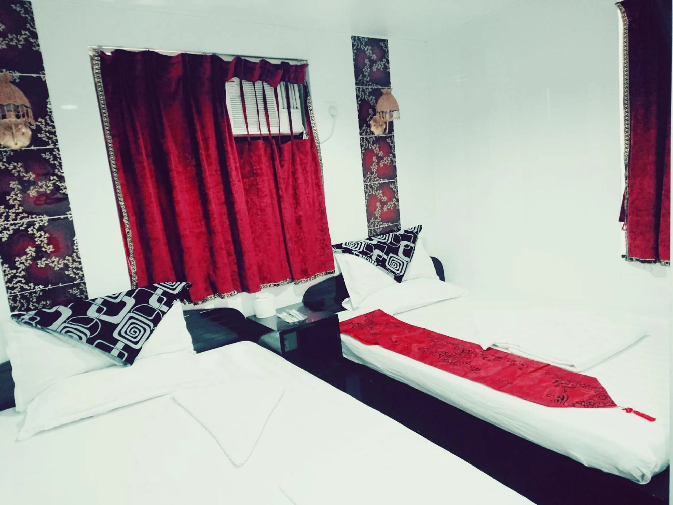 Photo of the whole room, Bed in Castle Inn