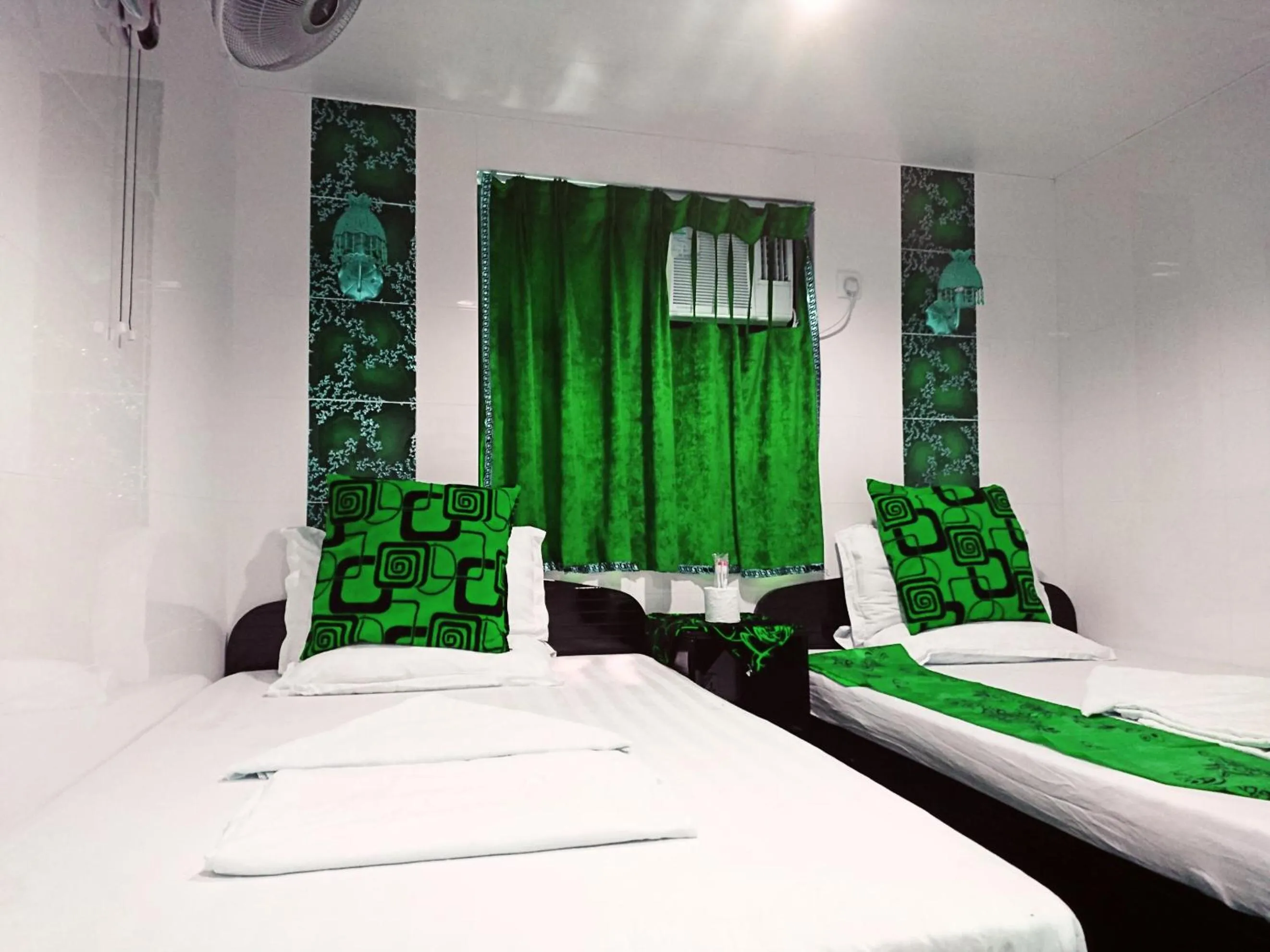 Photo of the whole room, Bed in Castle Inn