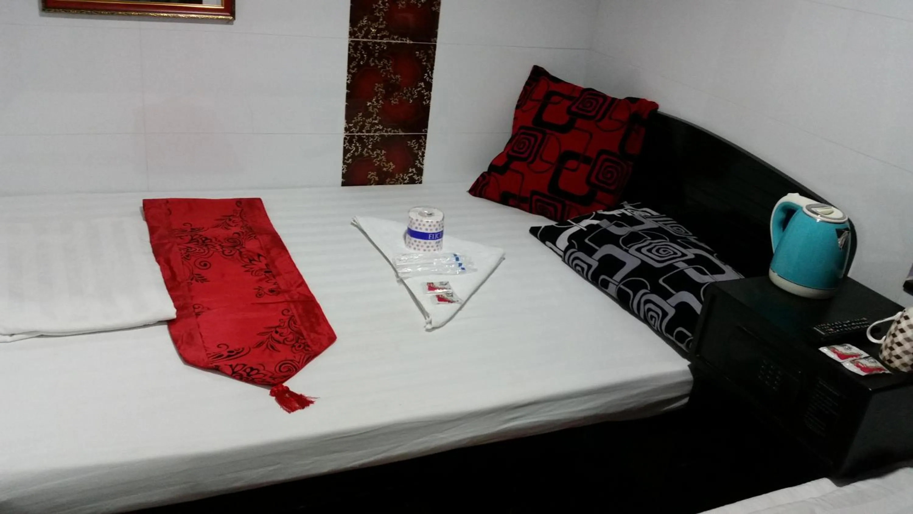 Photo of the whole room, Bed in Castle Inn