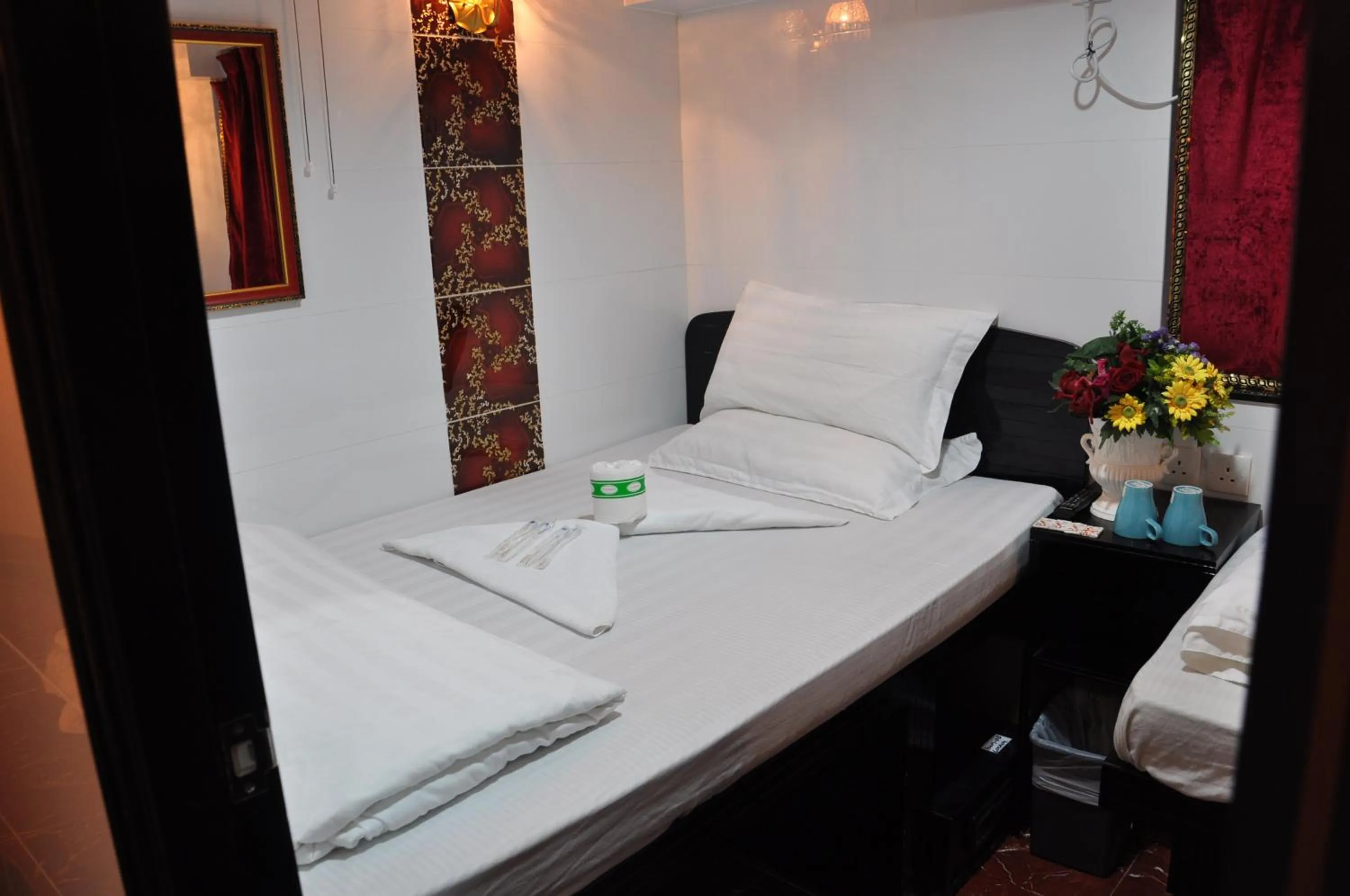 Photo of the whole room, Bed in Castle Inn