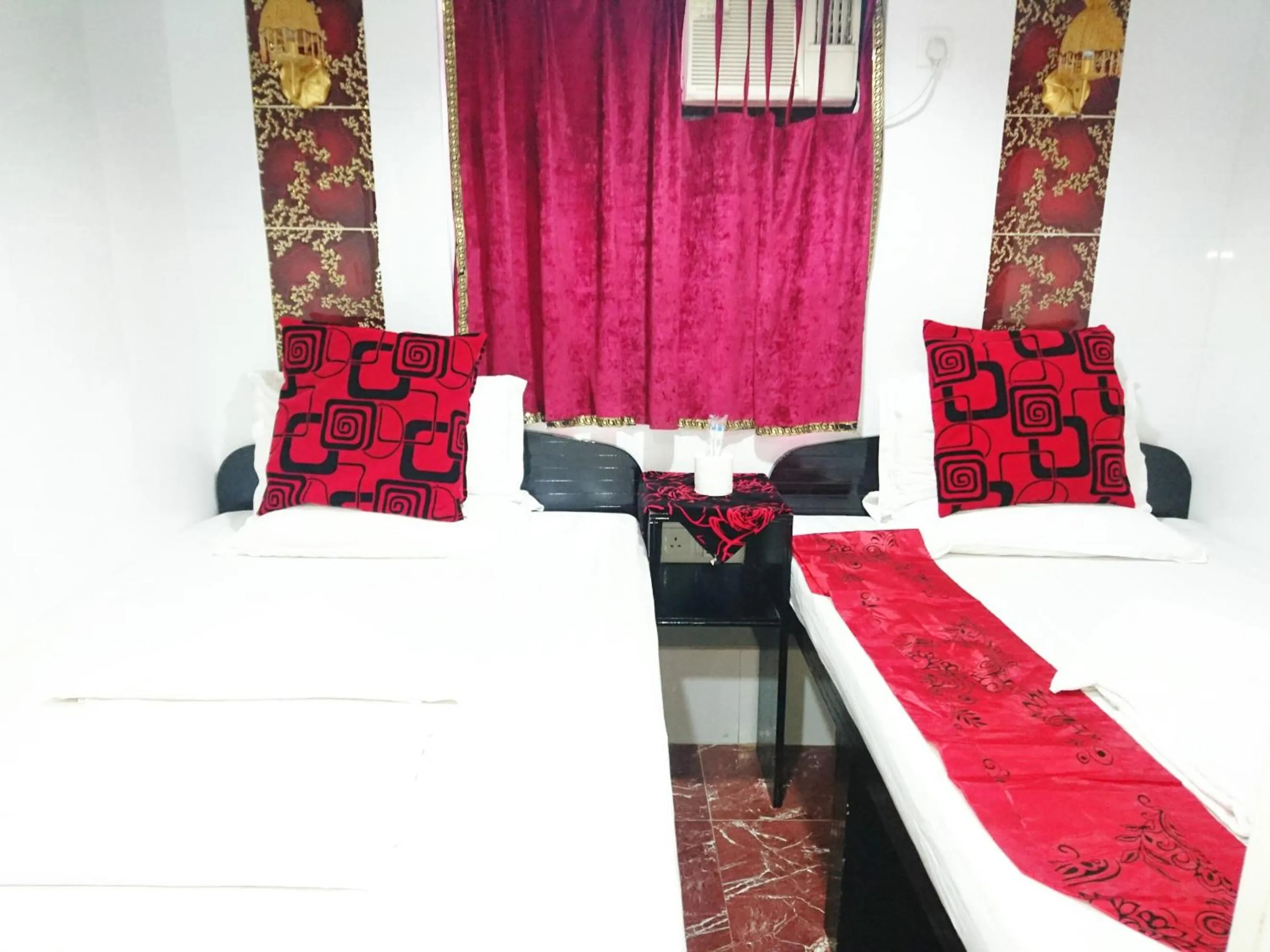 Photo of the whole room, Bed in Castle Inn