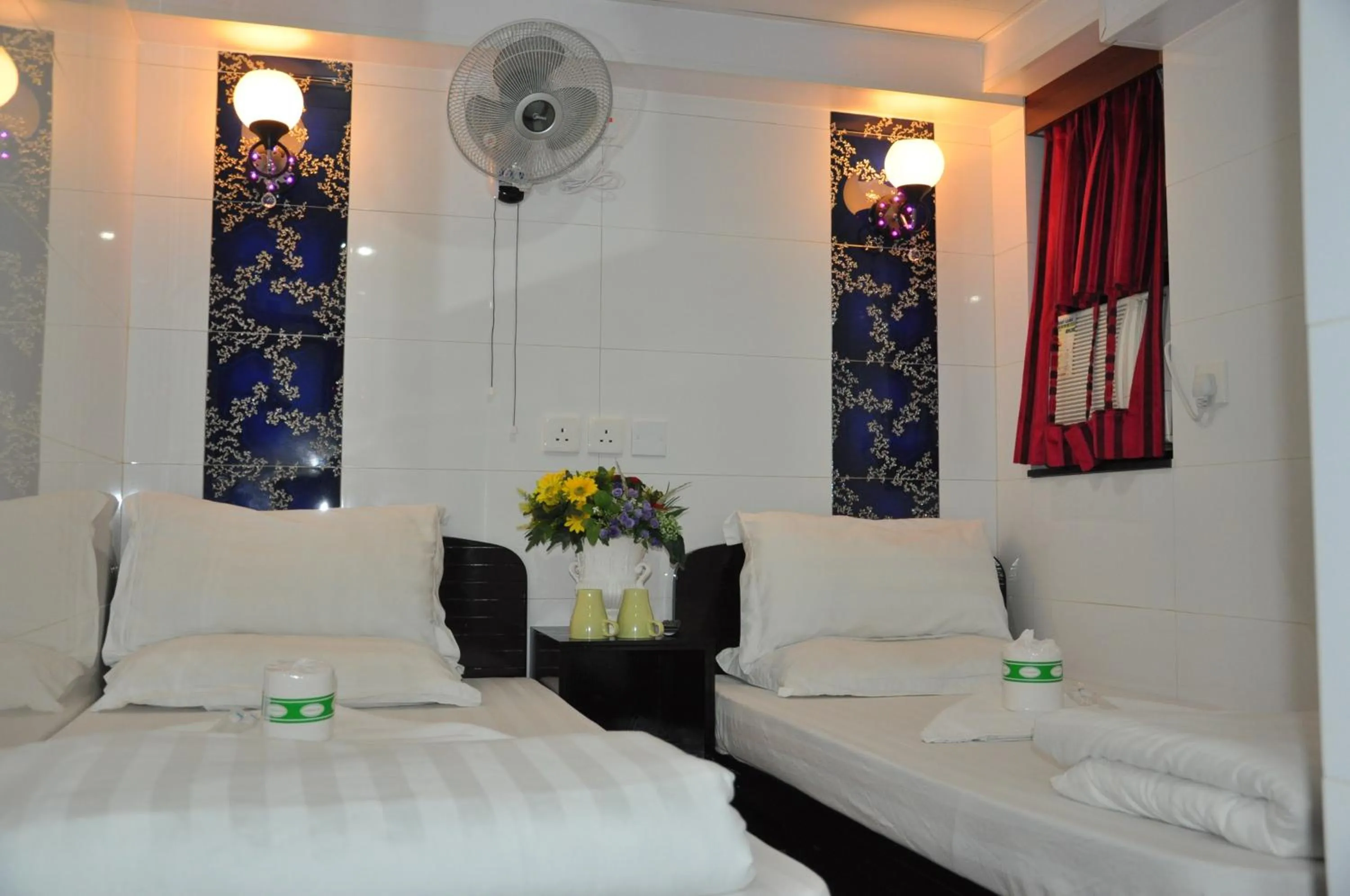 Photo of the whole room, Bed in Castle Inn