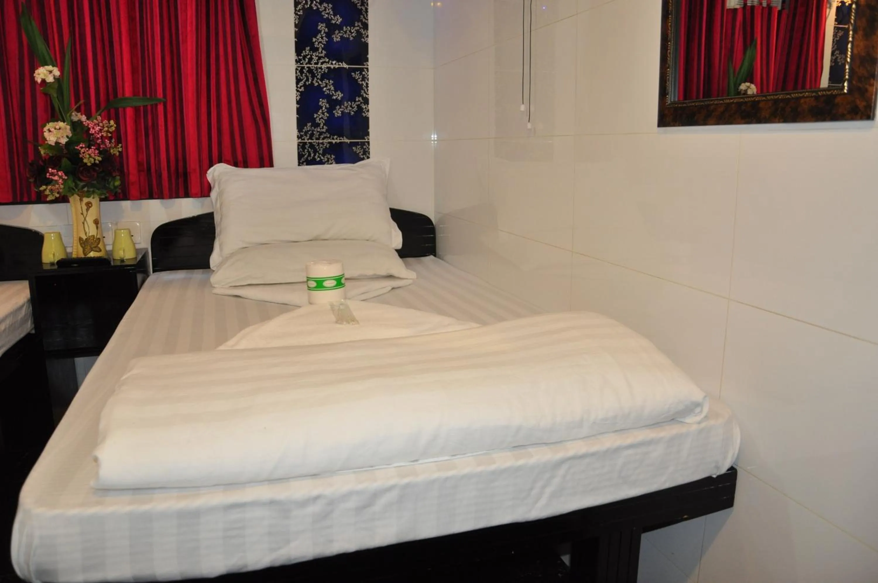 Photo of the whole room, Bed in Castle Inn