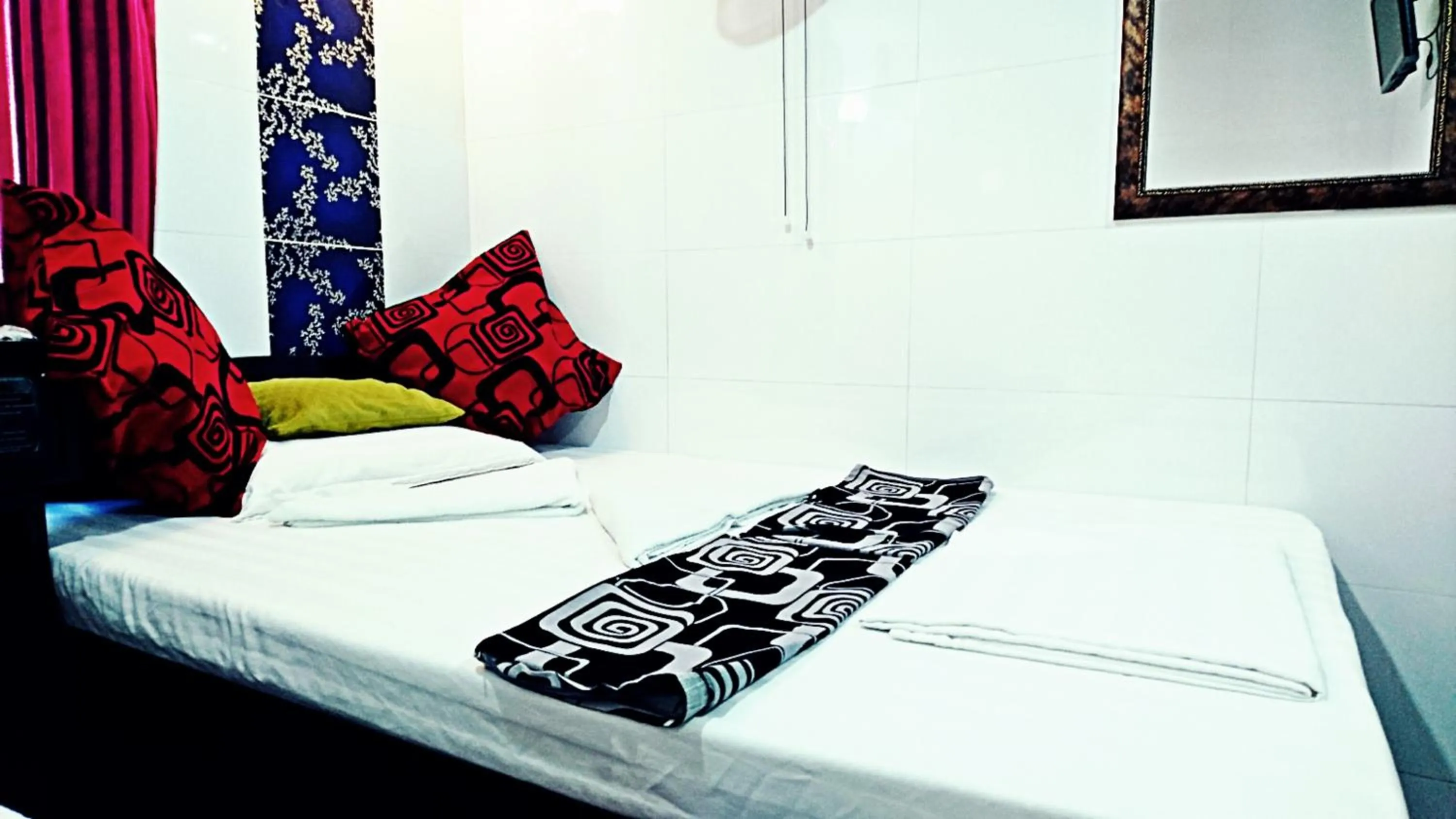 Photo of the whole room, Bed in Castle Inn