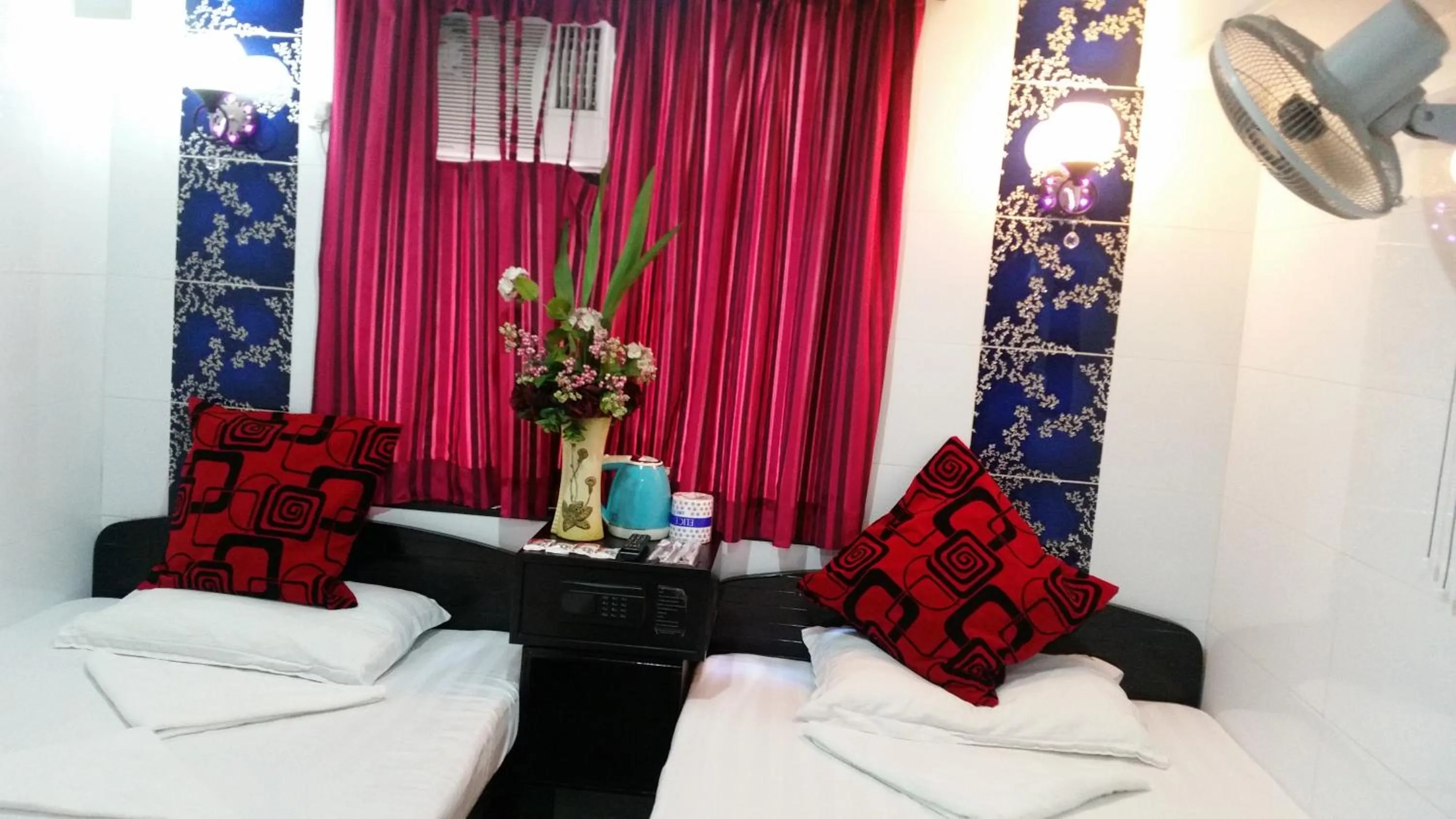 Photo of the whole room, Bed in Castle Inn