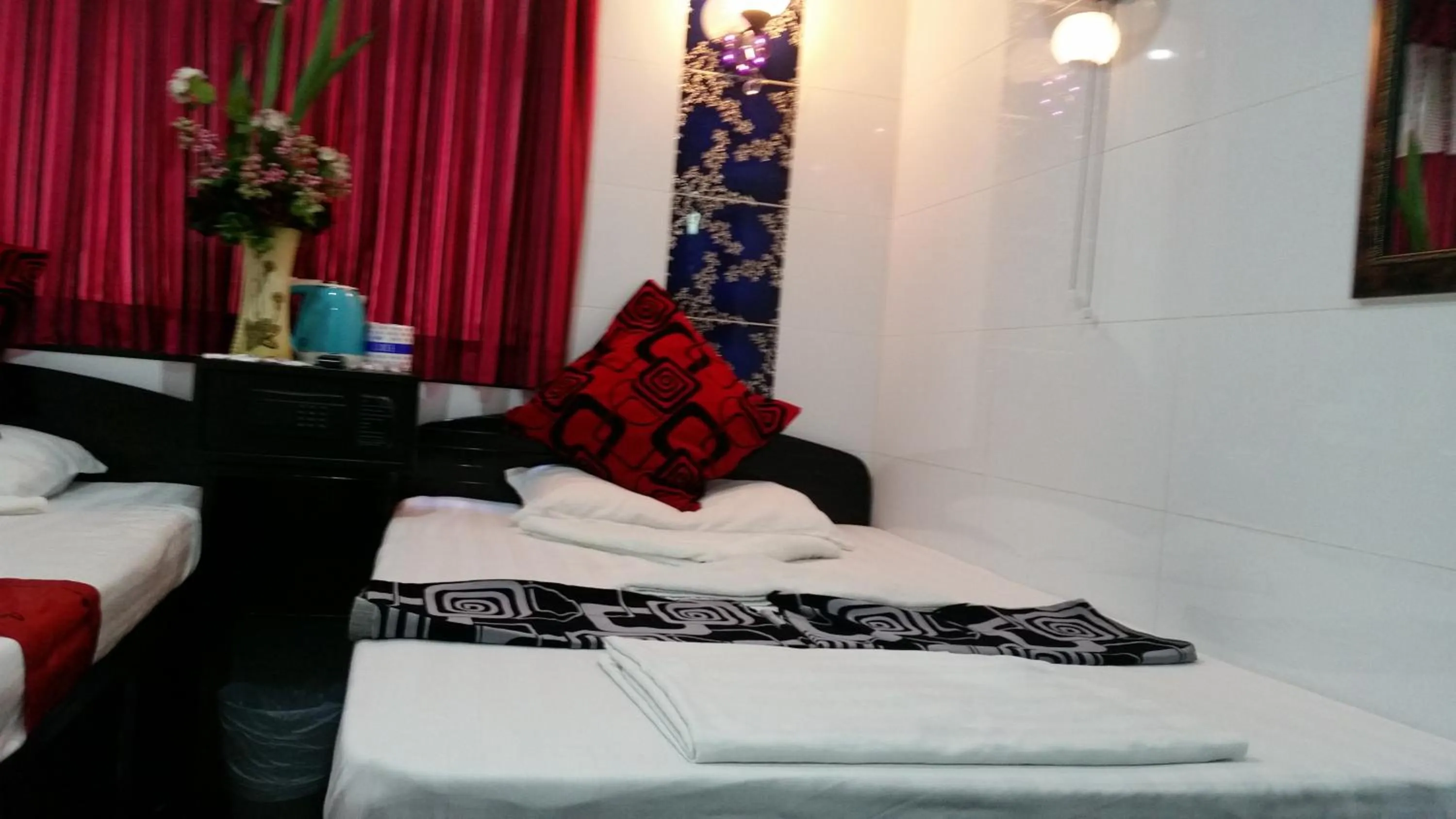 Photo of the whole room, Bed in Castle Inn